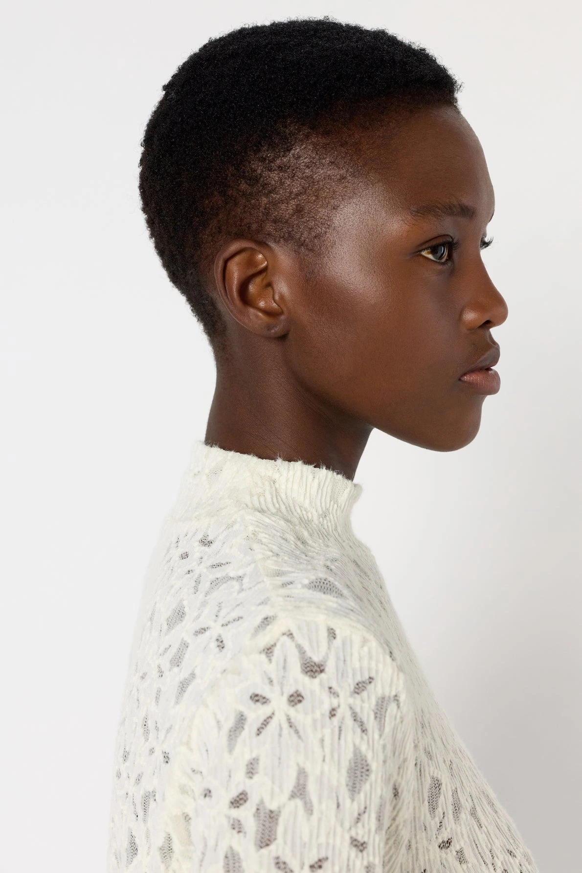 Pull-fin-a-col-montant-en-dentelle-HARMONIE-gerard-darel-maroc-ecru-detail