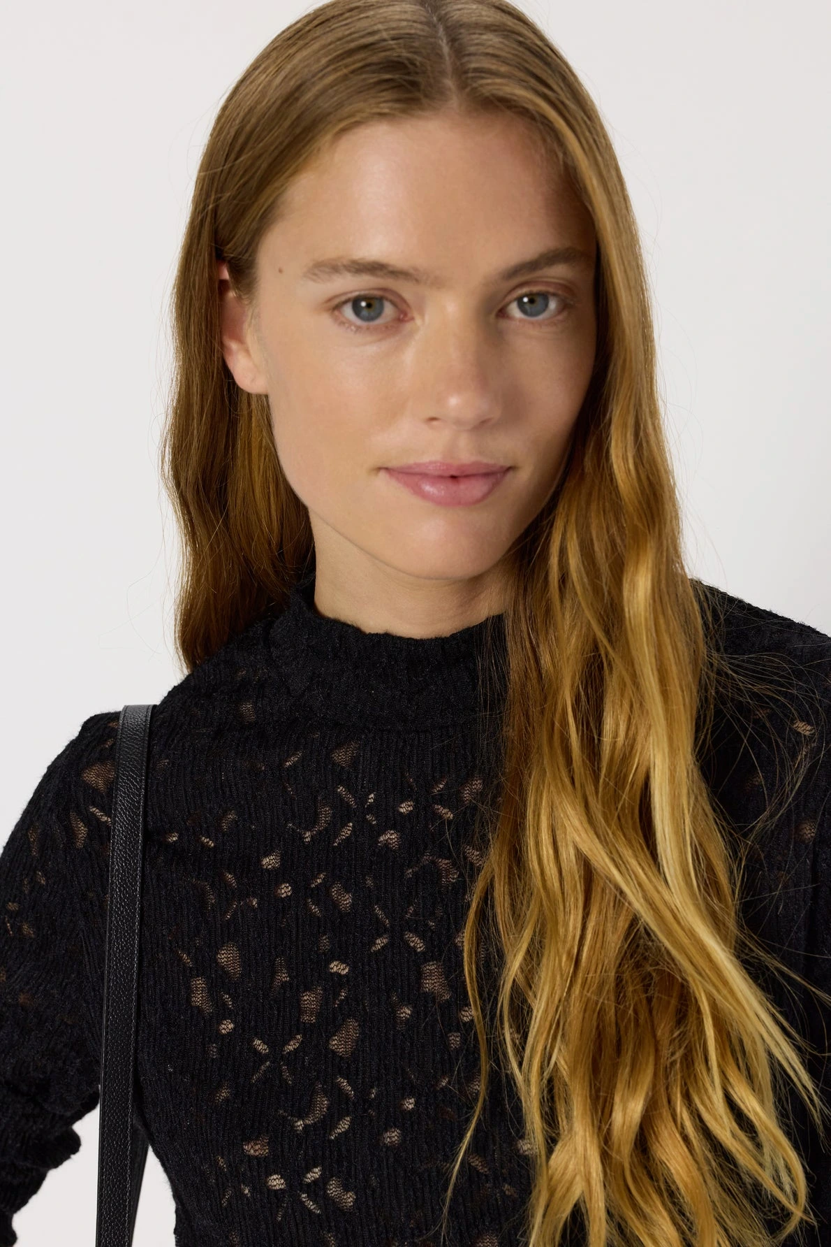 Pull-fin-a-col-montant-en-dentelle-HARMONIE-gerard-darel-maroc-noir-detail