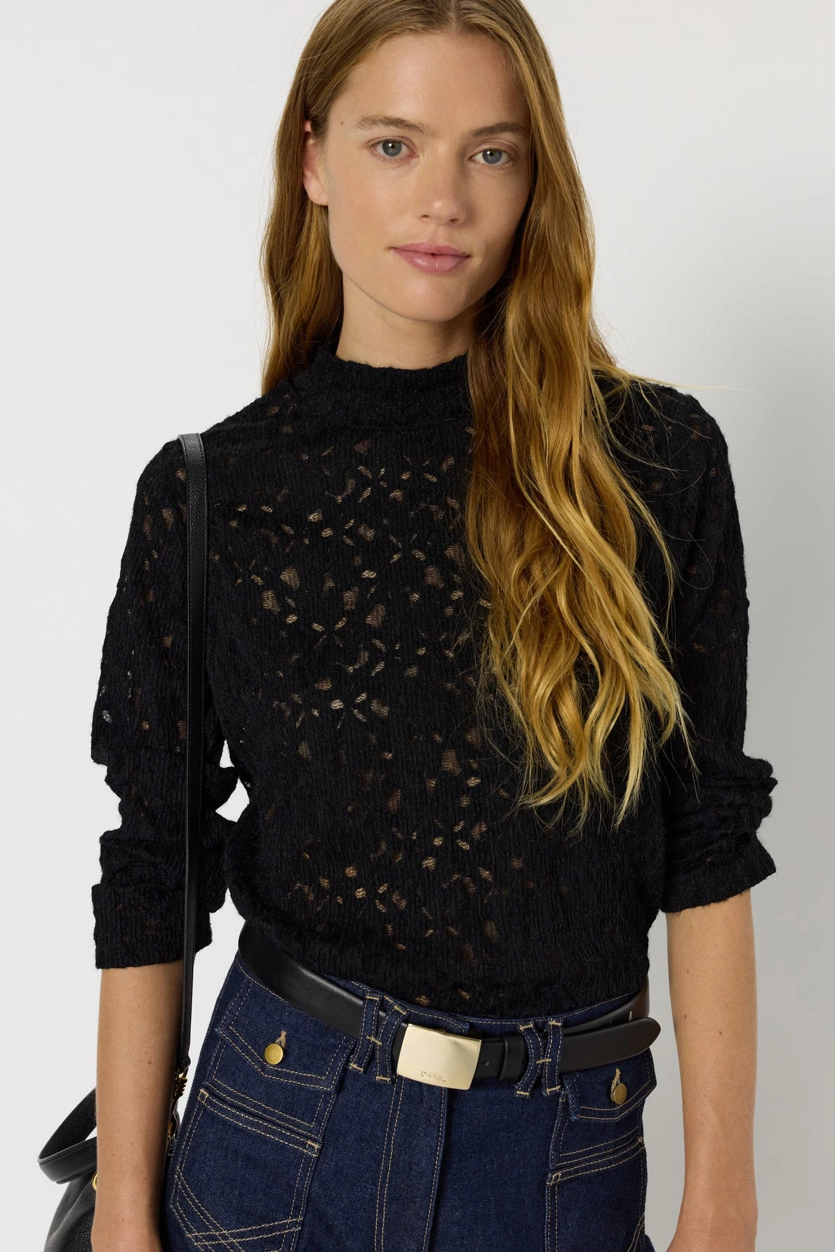 Pull-fin-a-col-montant-en-dentelle-HARMONIE-gerard-darel-maroc-noir-portee