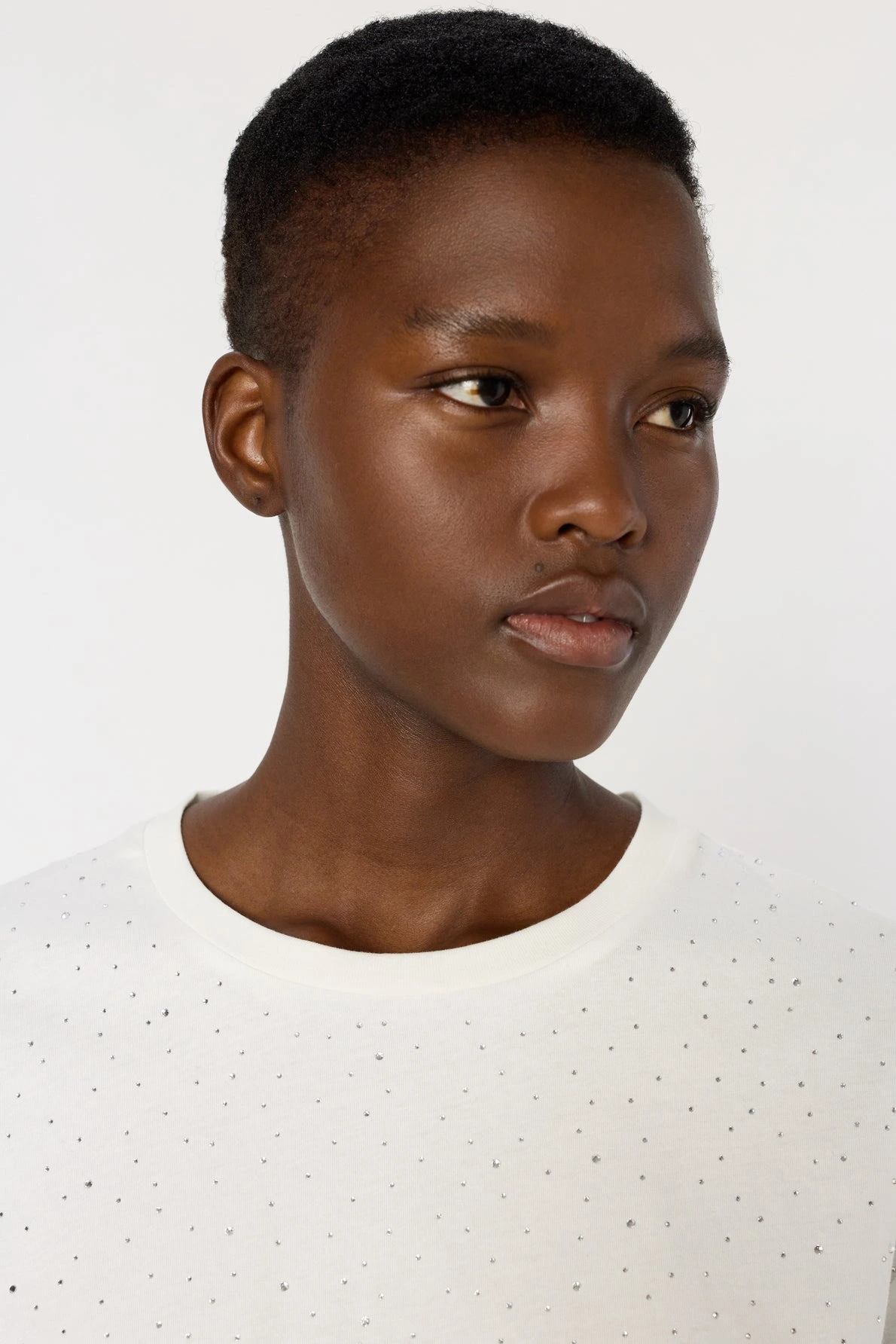 T-shirt-en-coton-a-paillettes-HERMINE-gerard-darel-maroc-ecru-detail