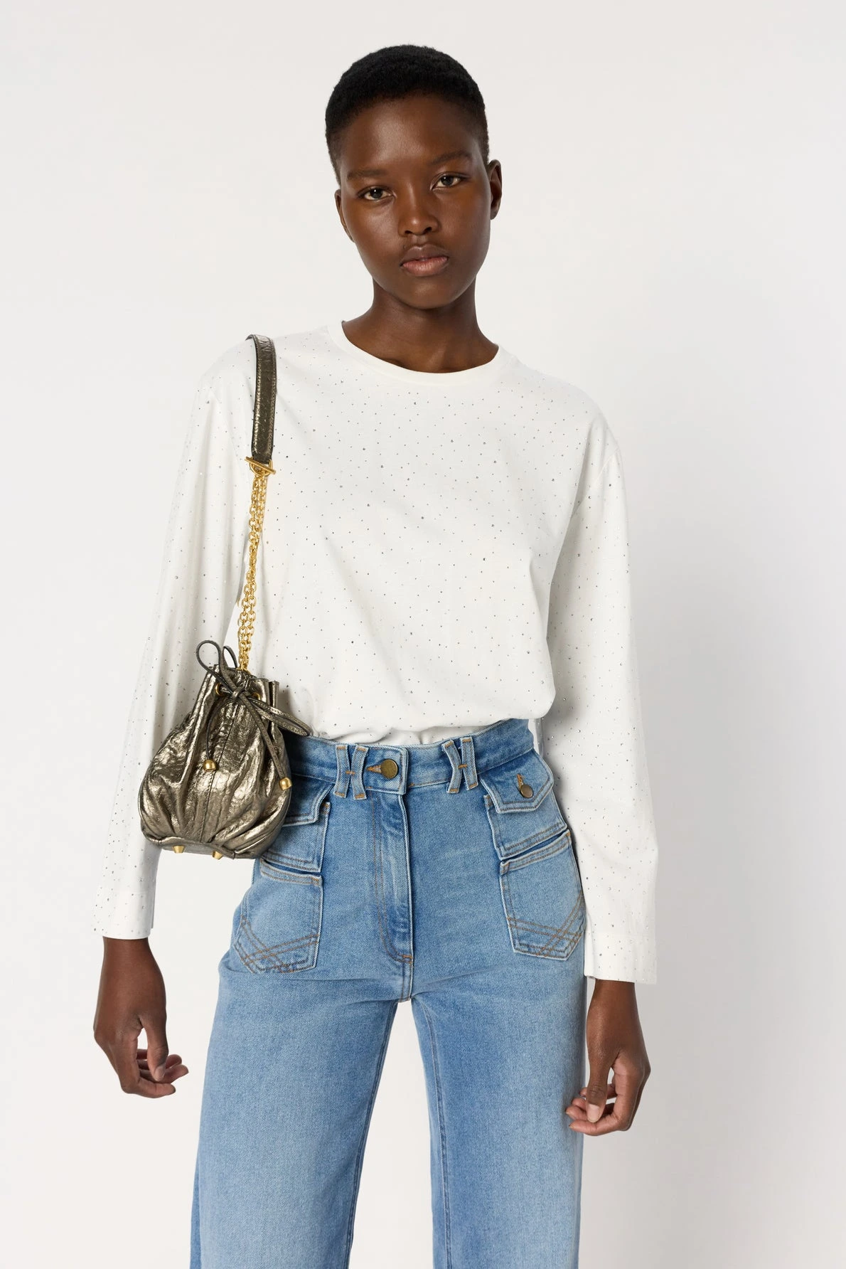 T-shirt-en-coton-a-paillettes-HERMINE-gerard-darel-maroc-ecru-portee