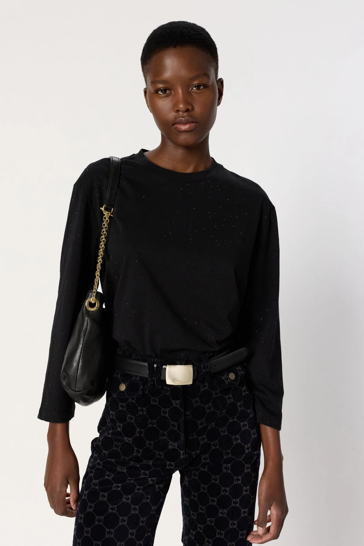 T-shirt-en-coton-a-paillettes-HERMINE-gerard-darel-maroc-noir-portee