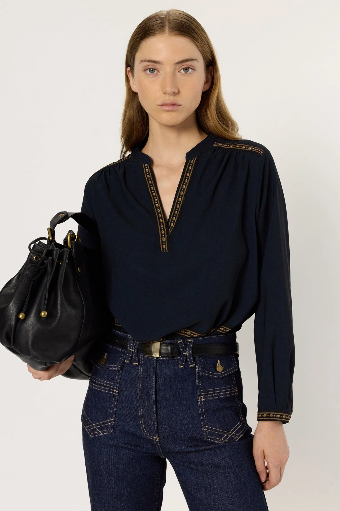 Blouse-unie-a-frises-AURELIE-gerard-darel-maroc-portee.webp