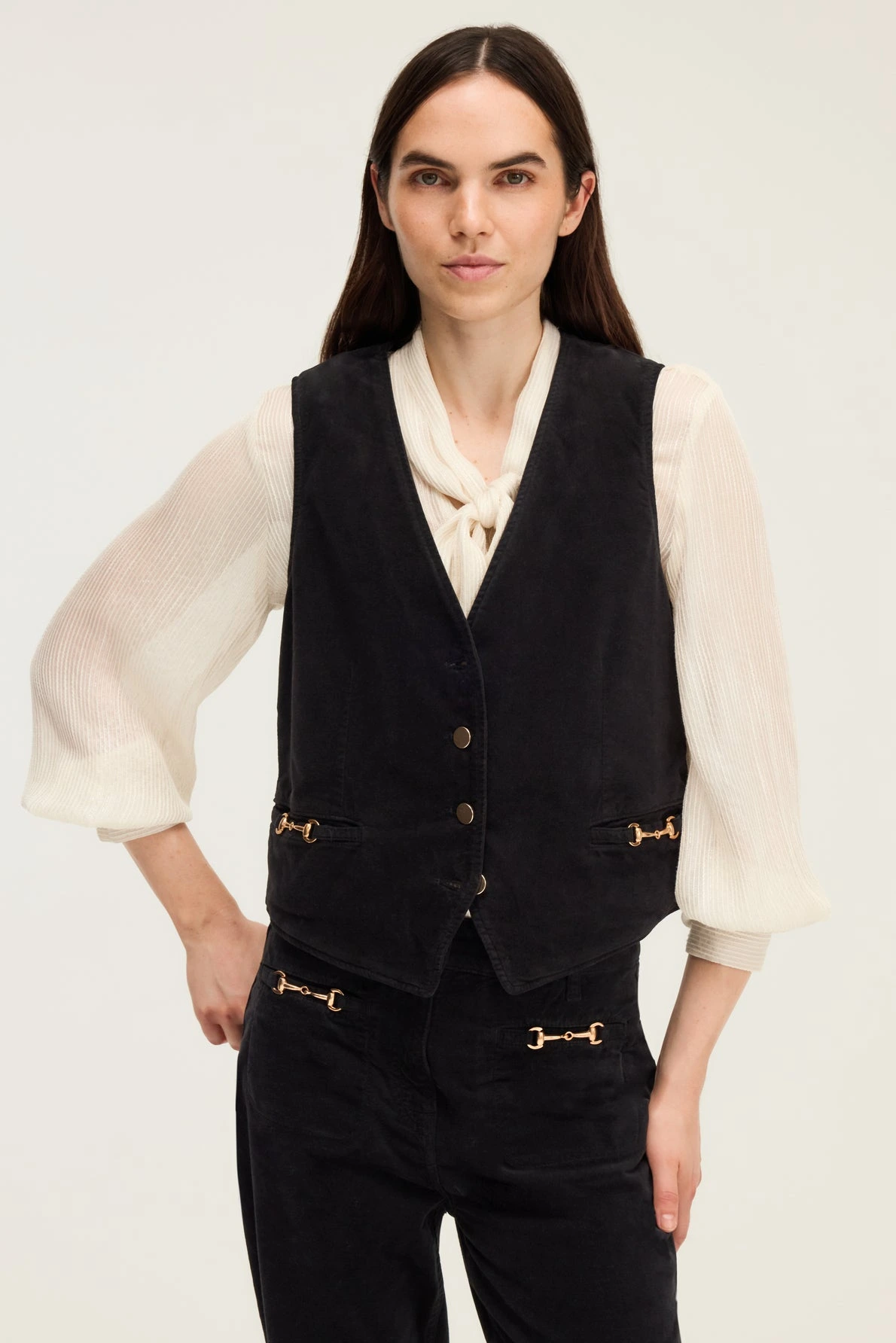 Gilet-de-tailleur-en-velours-ras-NOLA-pablo-gerard-darel-maroc-total-look.webp