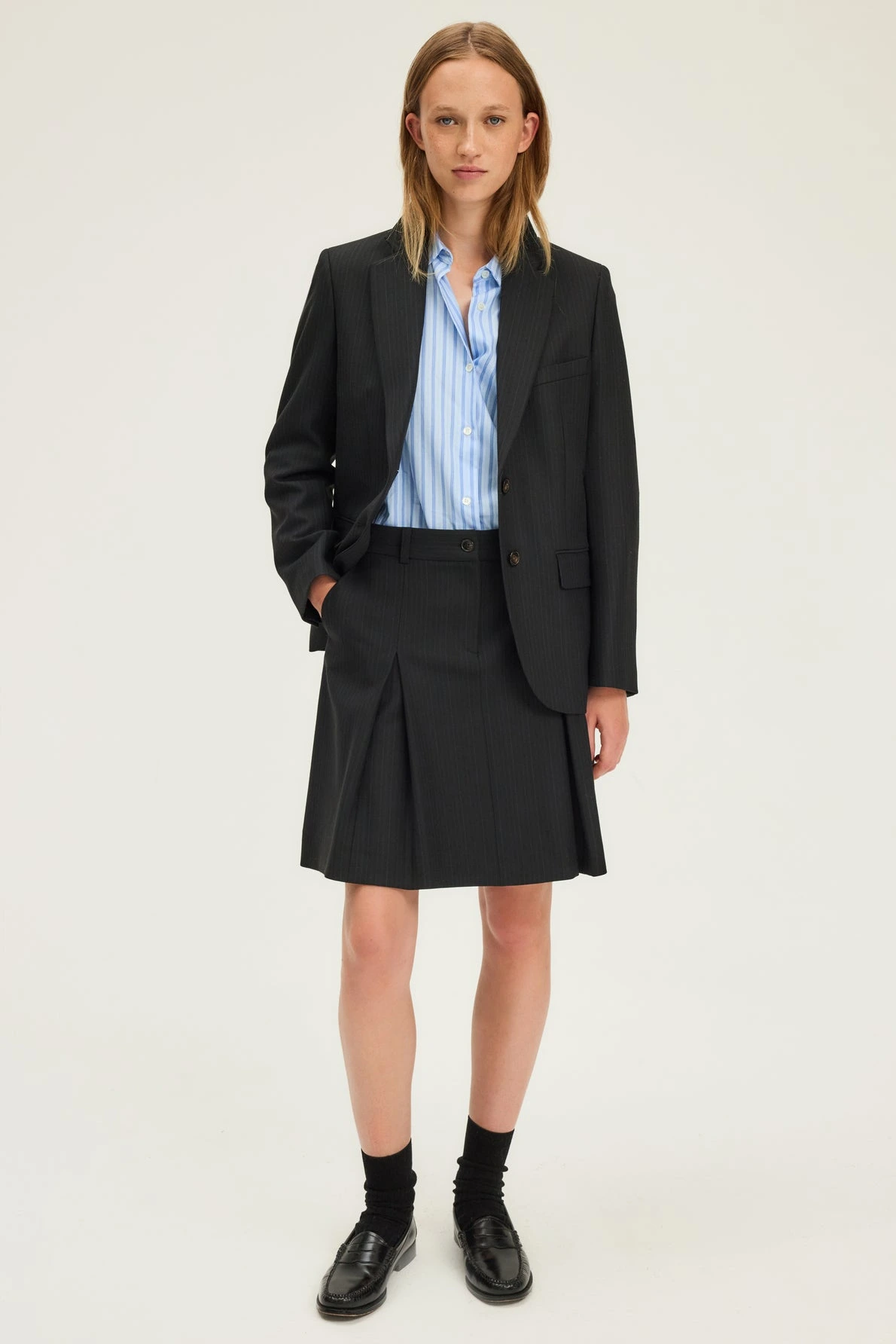 Jupe-courte-plissee-a-rayures-BENEDICTE-pablo-gerard-darel-maroc-total-look