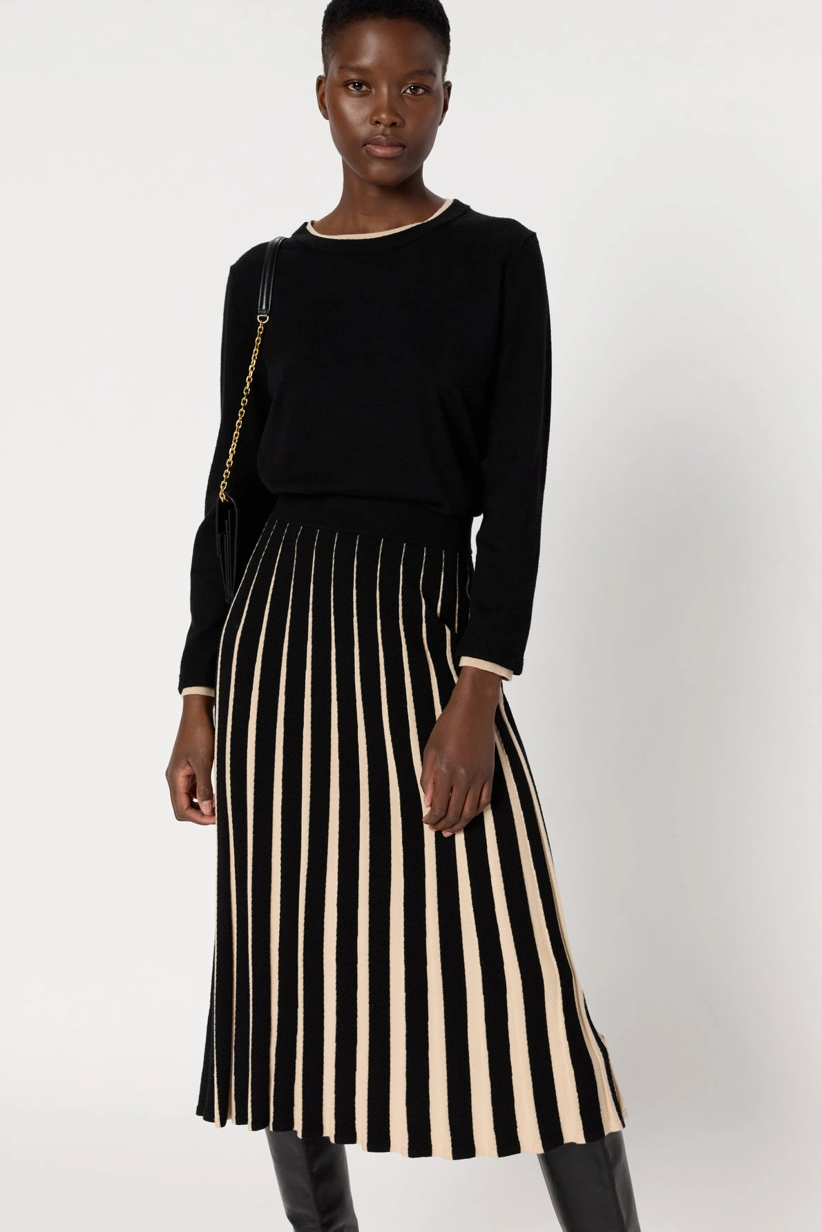 Jupe-en-maille-plissee-bicolore-BIBIANE-gerard-darel-maroc-portee.webp