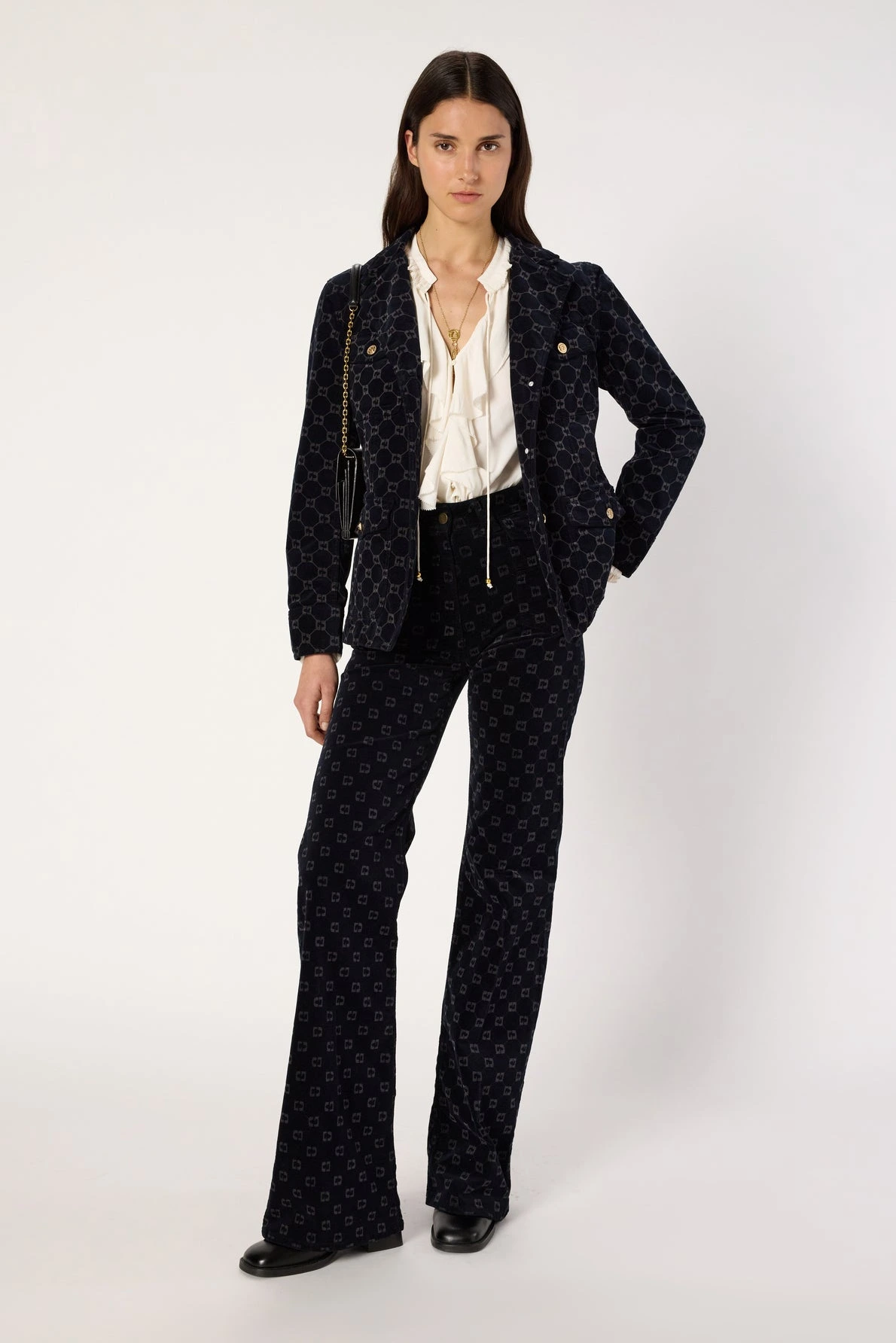 Pantalon-flare-en-velours-a-monogramme-ANNA-gerard-darel-maroc-marine-portee.webp