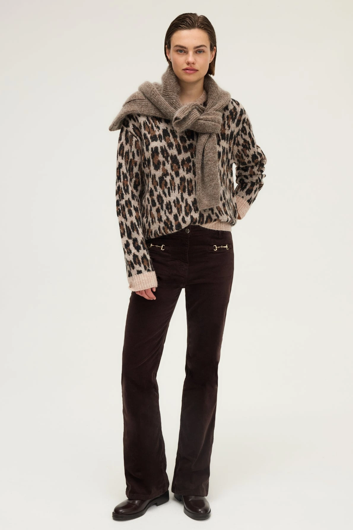 Pantalon-flare-en-velours-a-mors-CHRYS-pablo-gerard-darel-maroc-marron-total-look