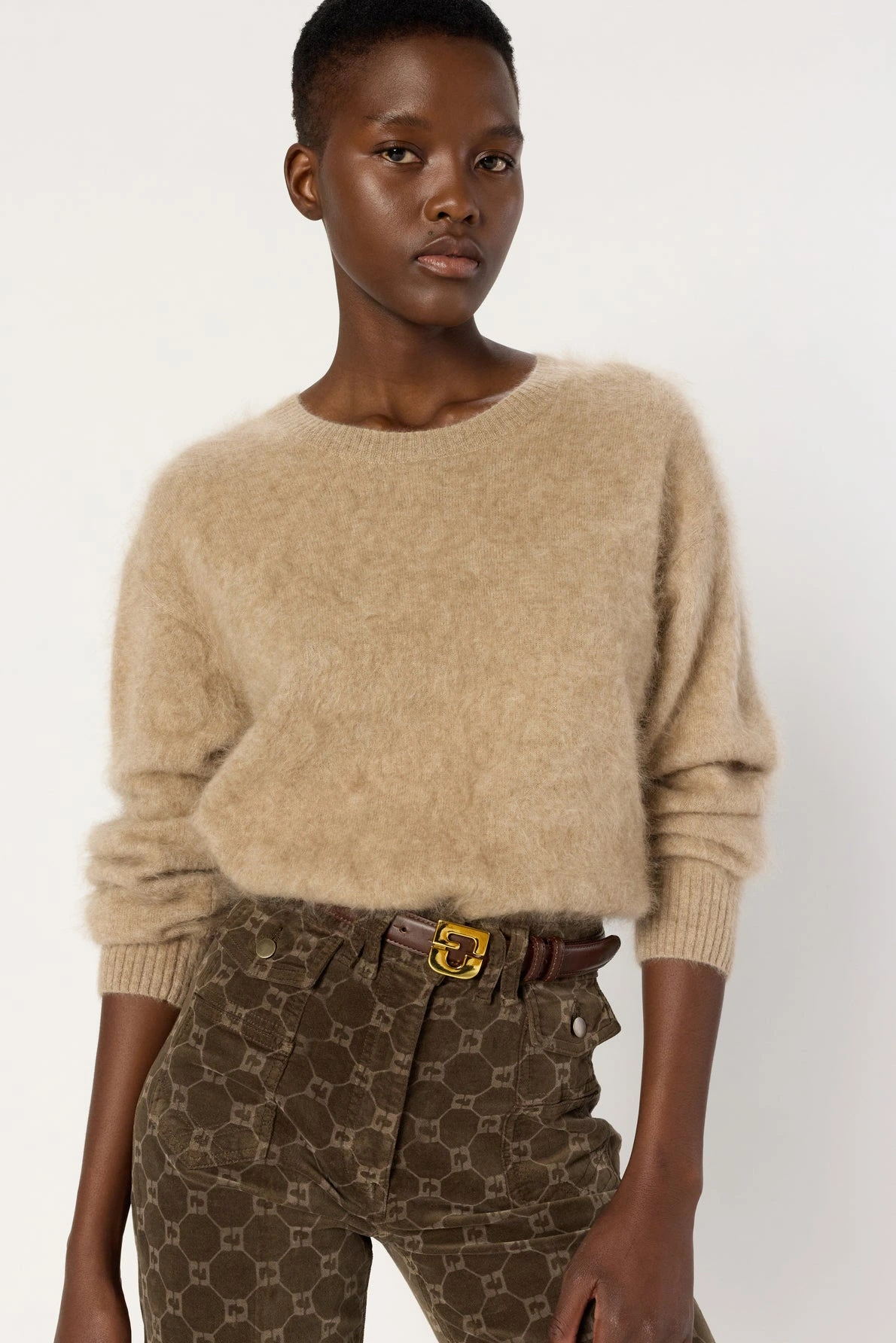 Pull-à-col-rond-en-cachemire-duveteux-ELINA-gerard-darel-maroc-sable-portee