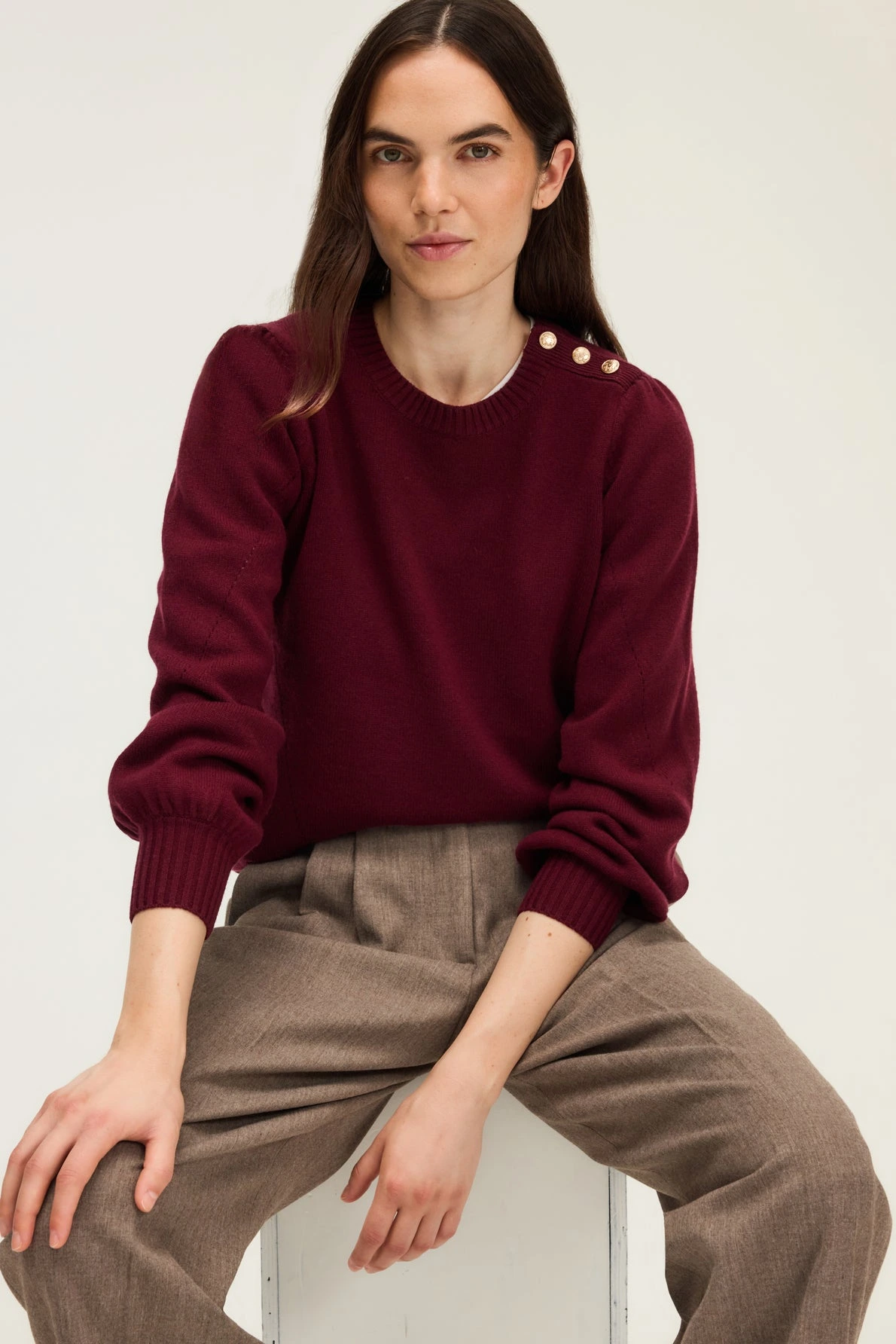 Pull-en-laine-aux-epaules-plissees-ELOISE-pablo-gerard-darel-maroc-bordeaux-total-look.webp