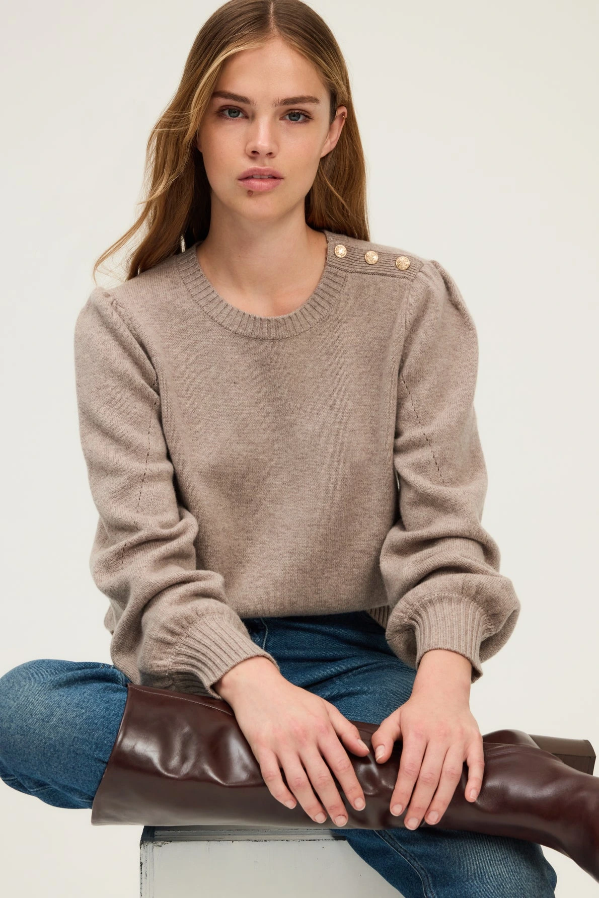 Pull-en-laine-aux-epaules-plissees-ELOISE-pablo-gerard-darel-maroc-sable-total-look.webp