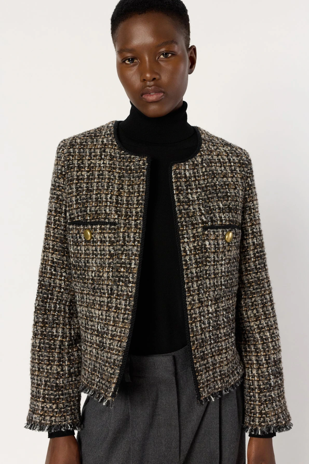 Veste-sans-col-en-tweed-NOUR-gerard-darel-maroc-portee.webp