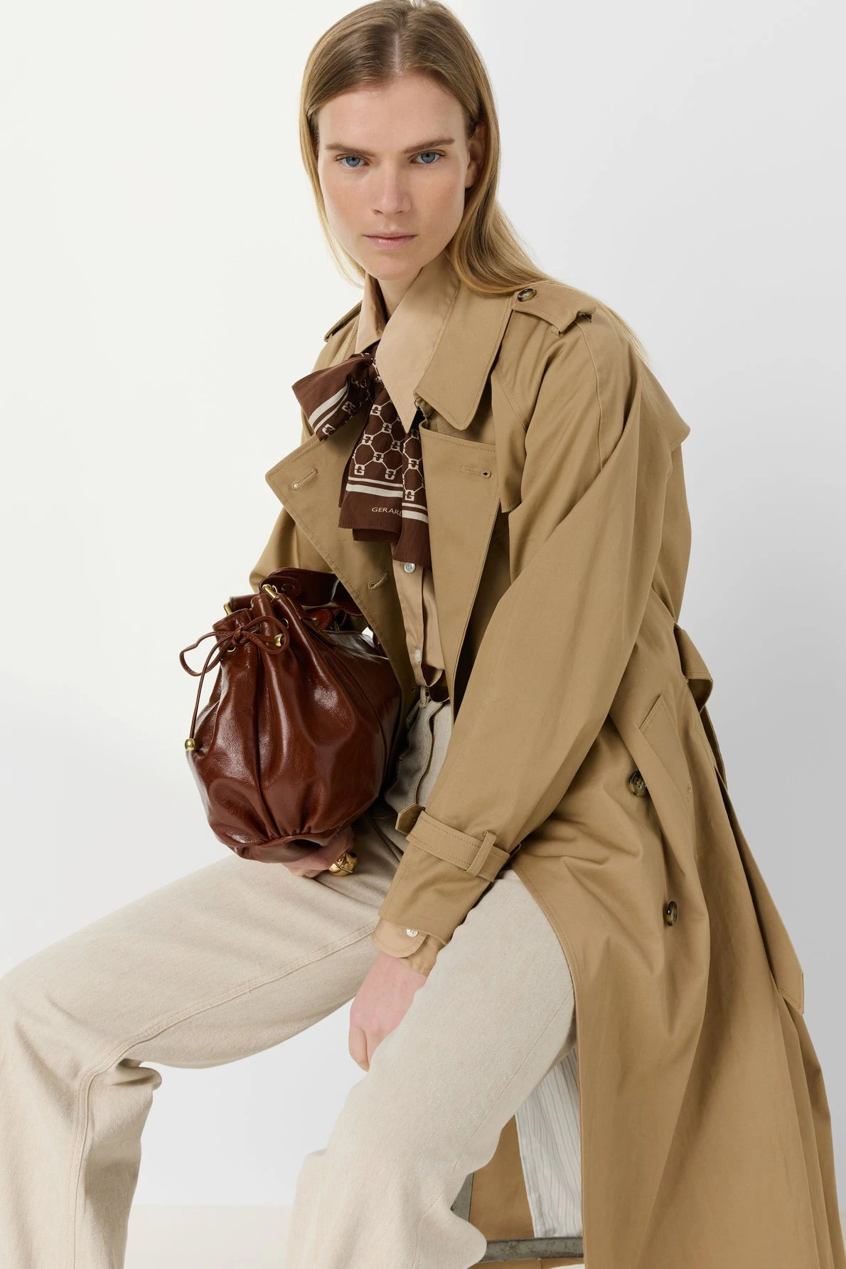 Look femme avec trench Serge beige