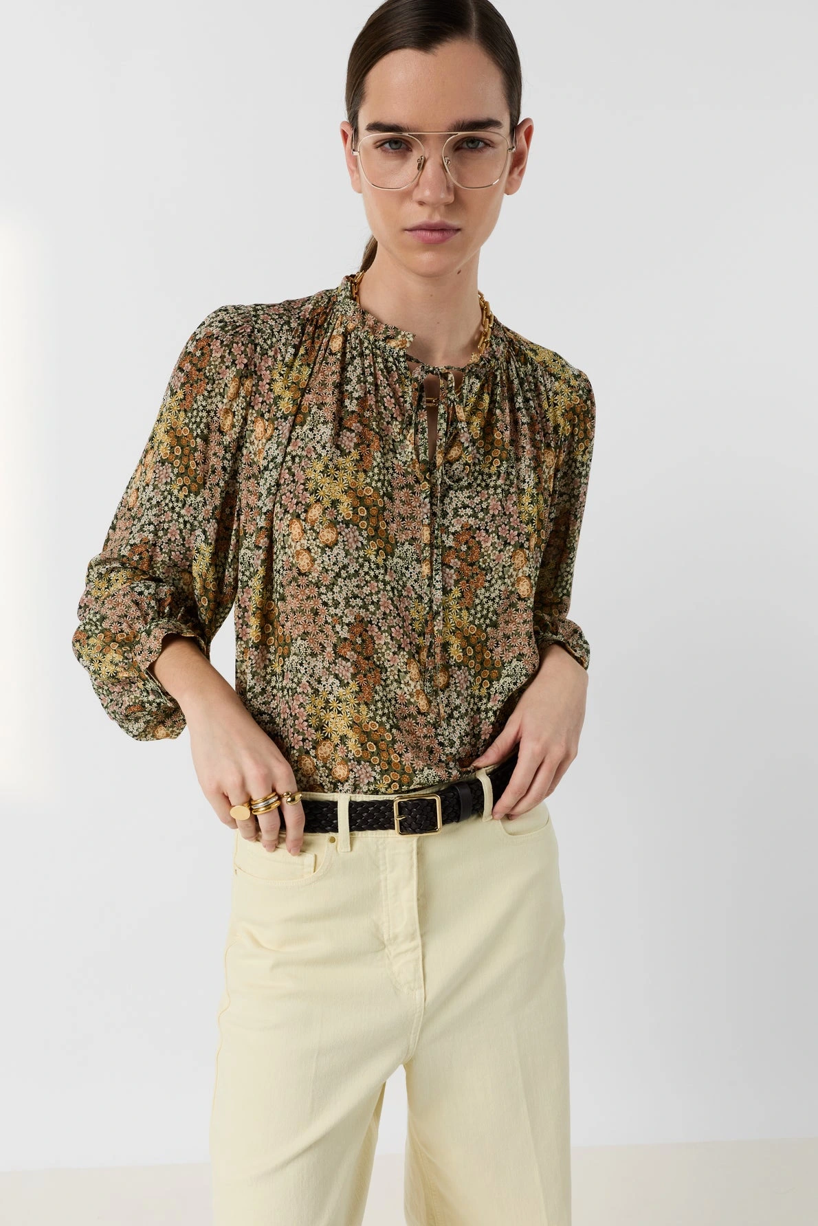 Blouse Carinne kaki portée femme