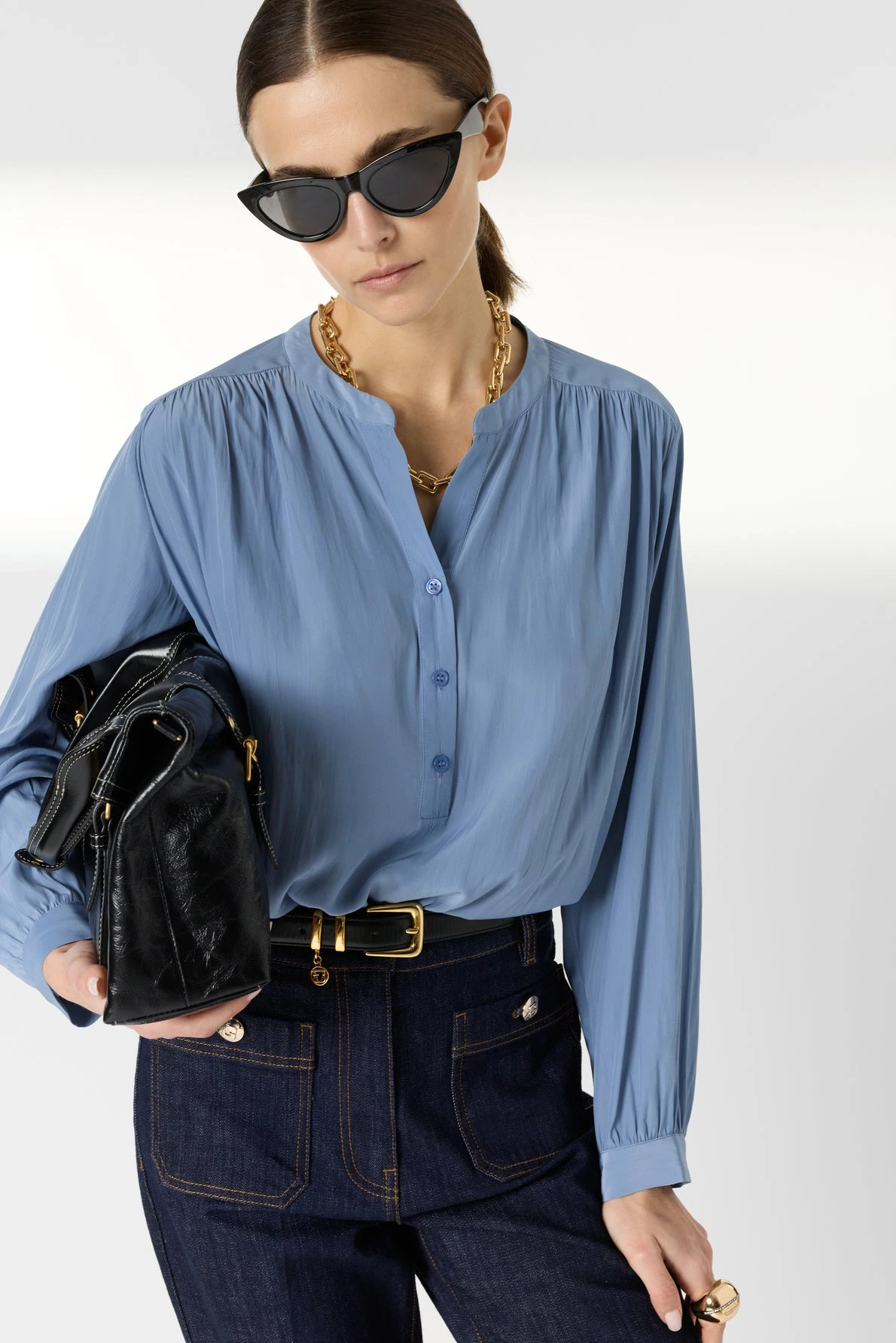 Blouse Cyndie bleu ciel portée femme