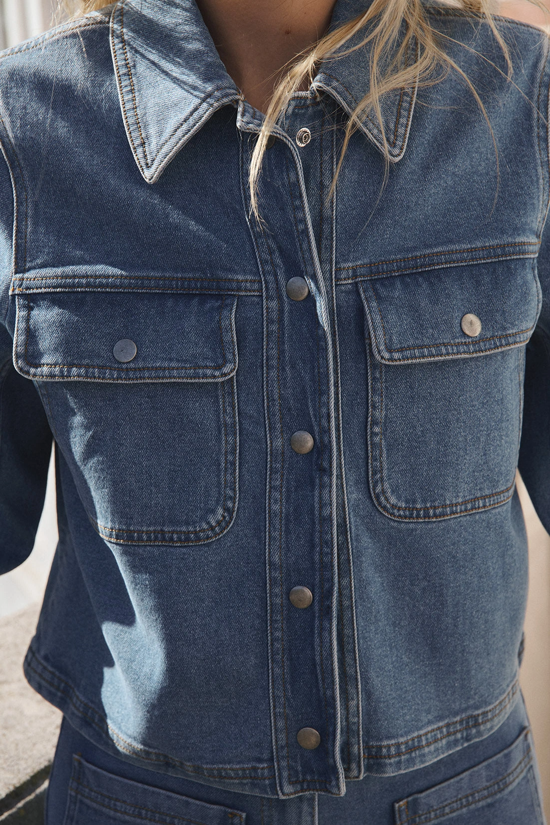 Look femme avec blouson en jean Mariame