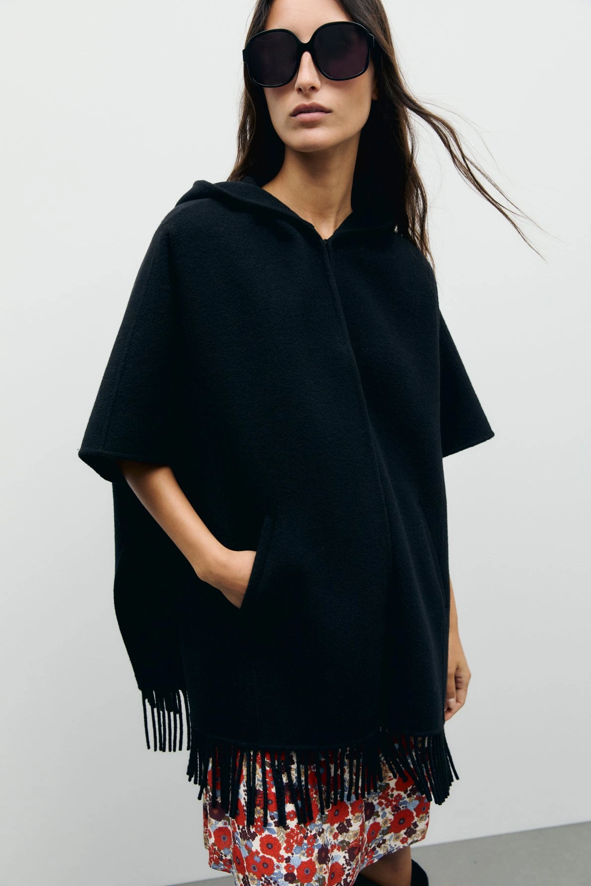 Cape Ady noire portée dans un look femme
