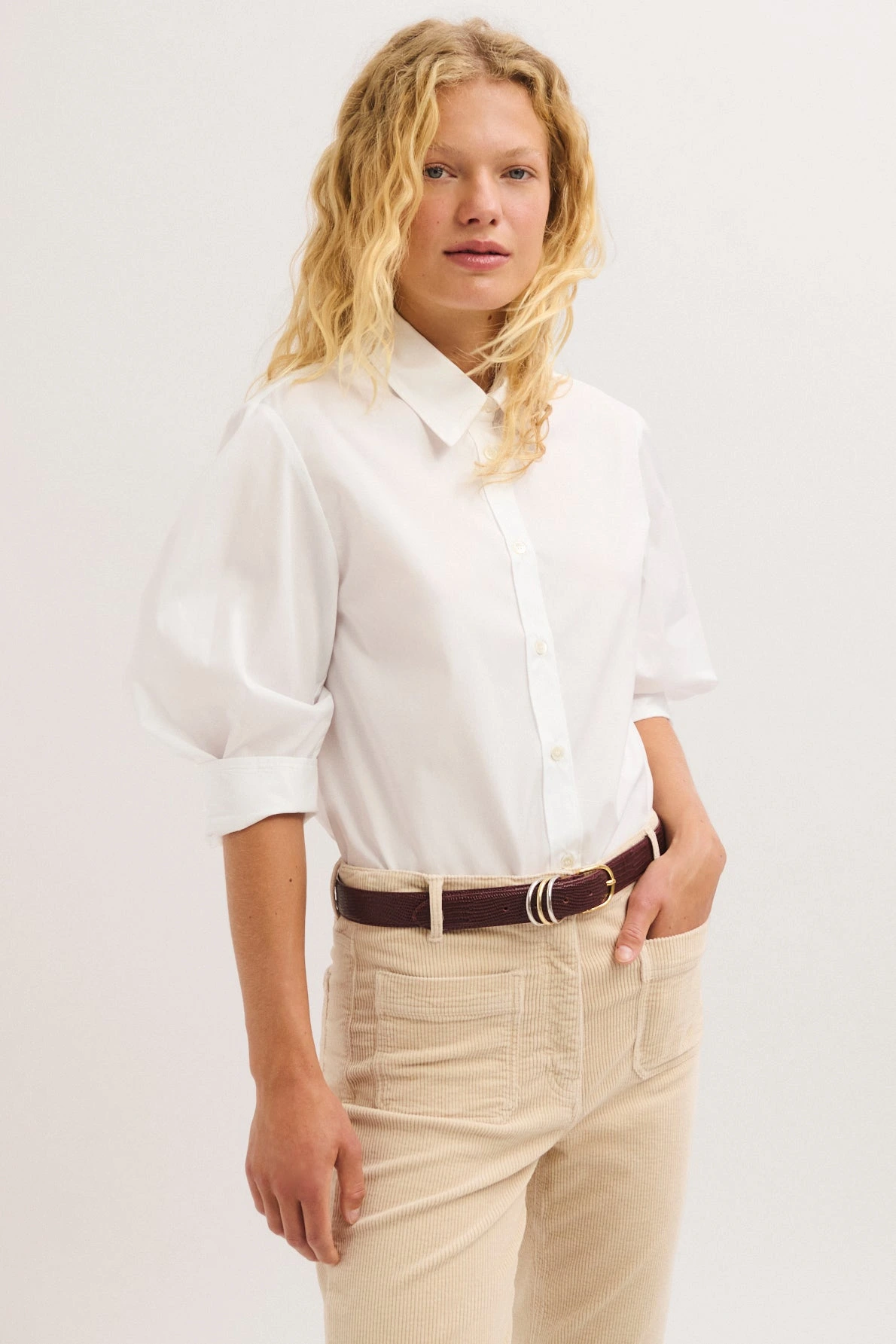 Chemise Lesta blanche portée dans un look de profil
