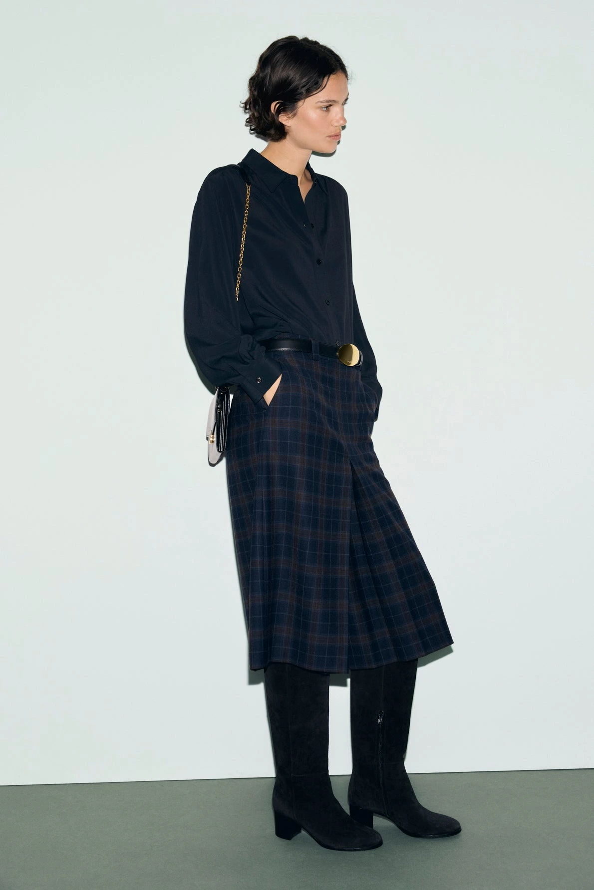Chemise Lilie noire portée dans un look femme
