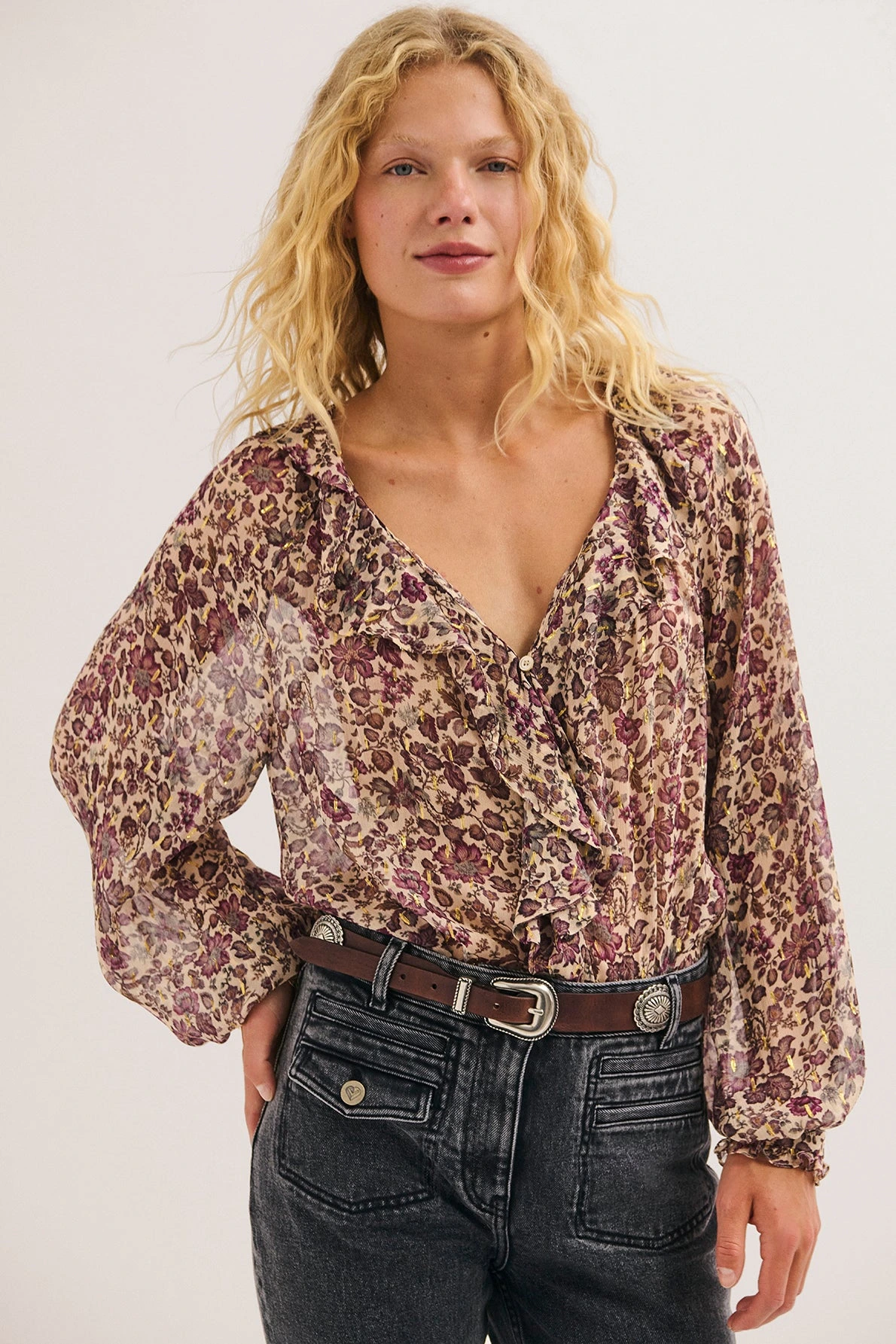 Chemise Louelle beige rosé portée dans un look femme
