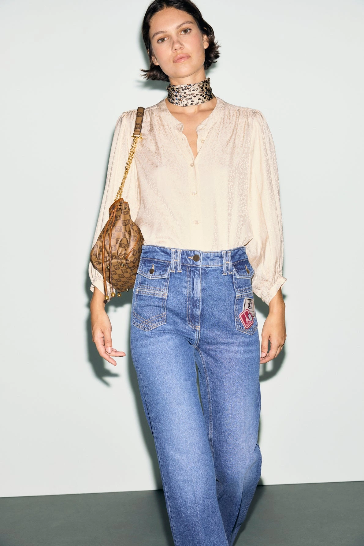 Chemise Lula naturelle portée dans un look femme