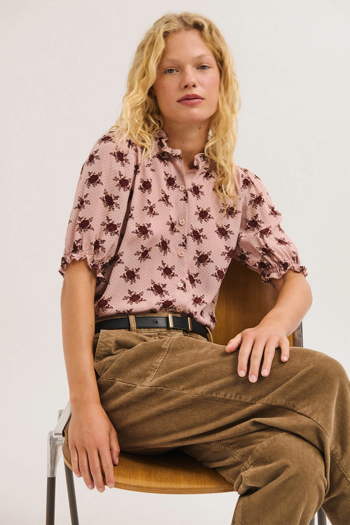 Chemise Lybie rose portée dans un look femme