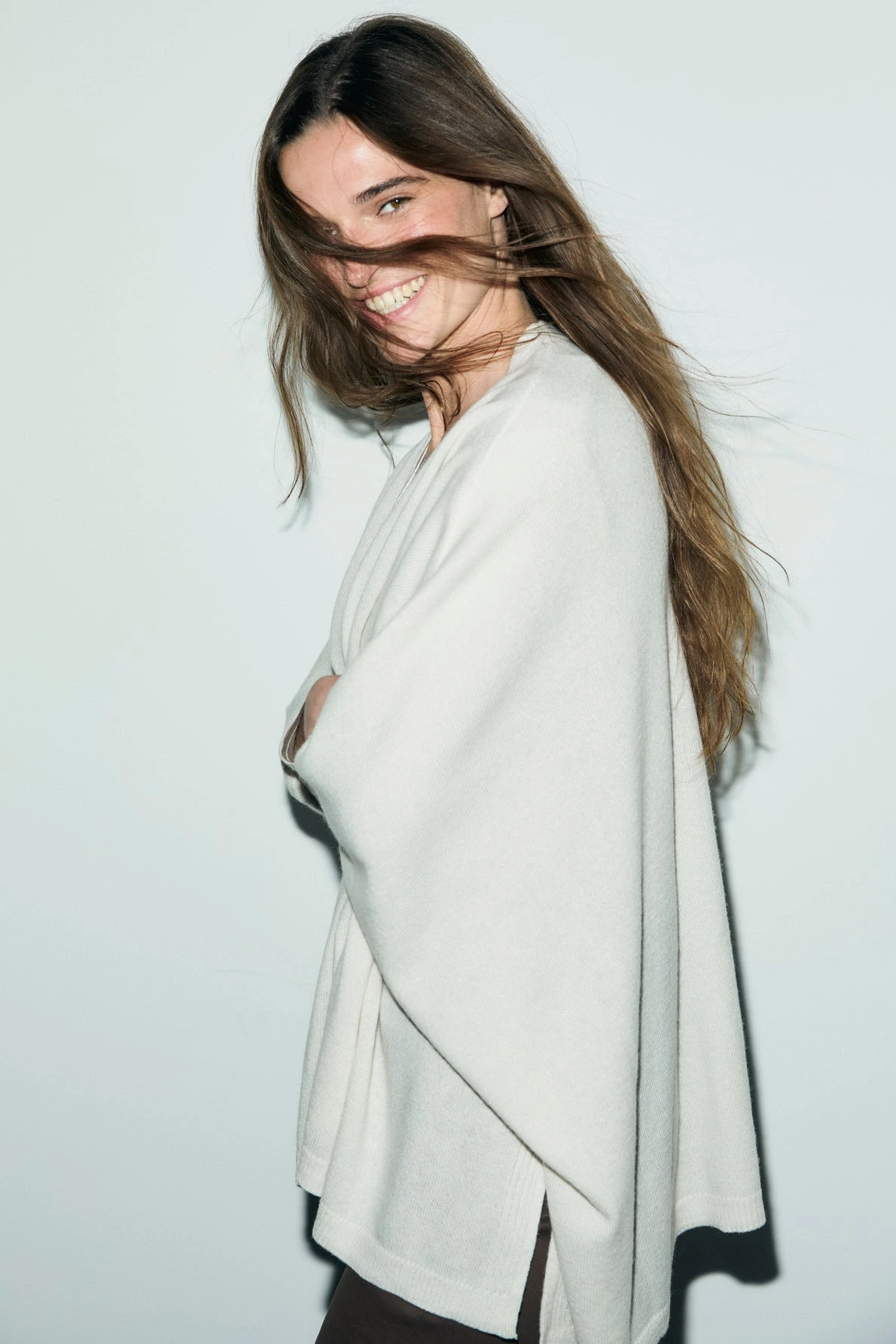 Gilet poncho Reya écru vue de profil