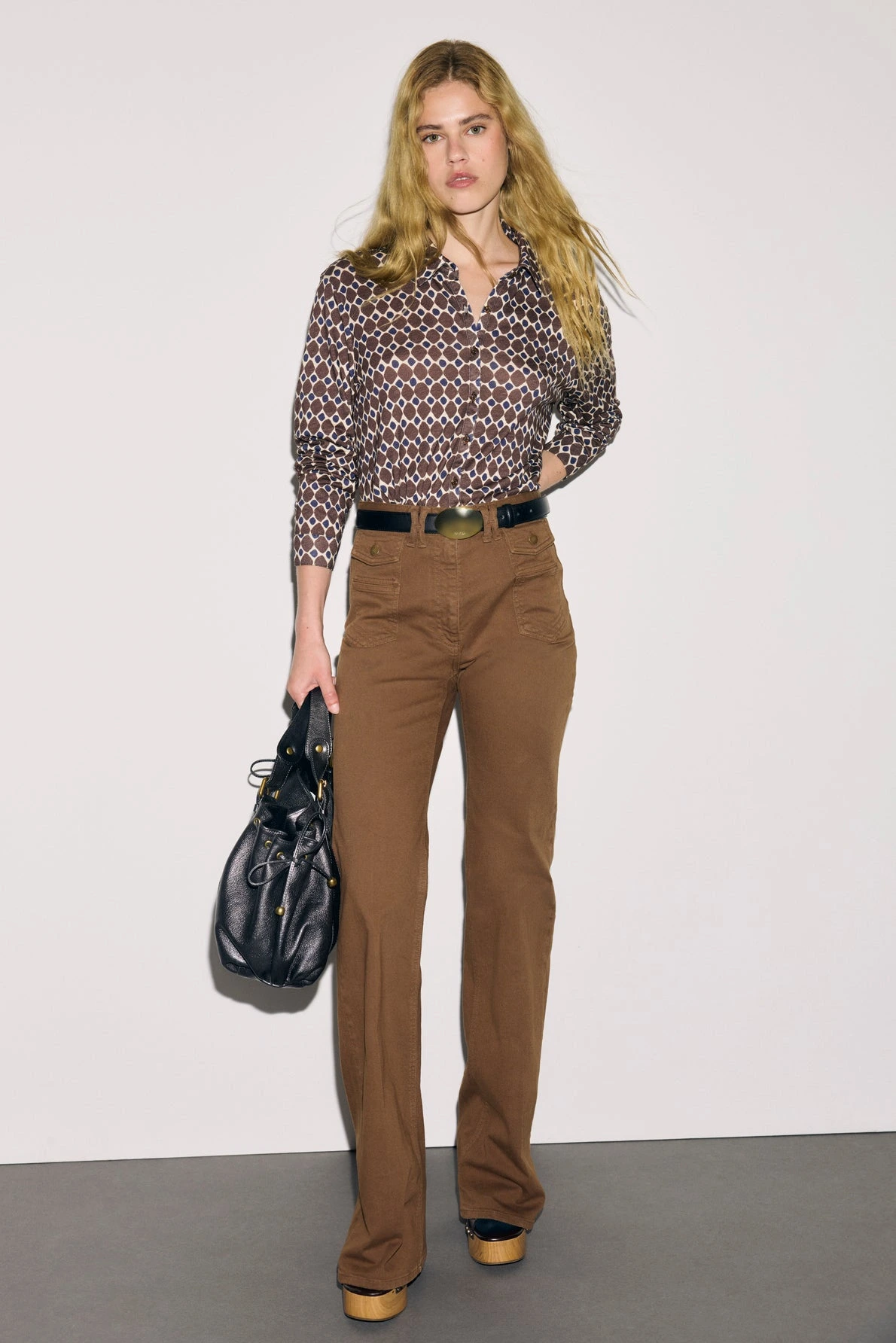 Jean Anna cannelle porté dans un look femme