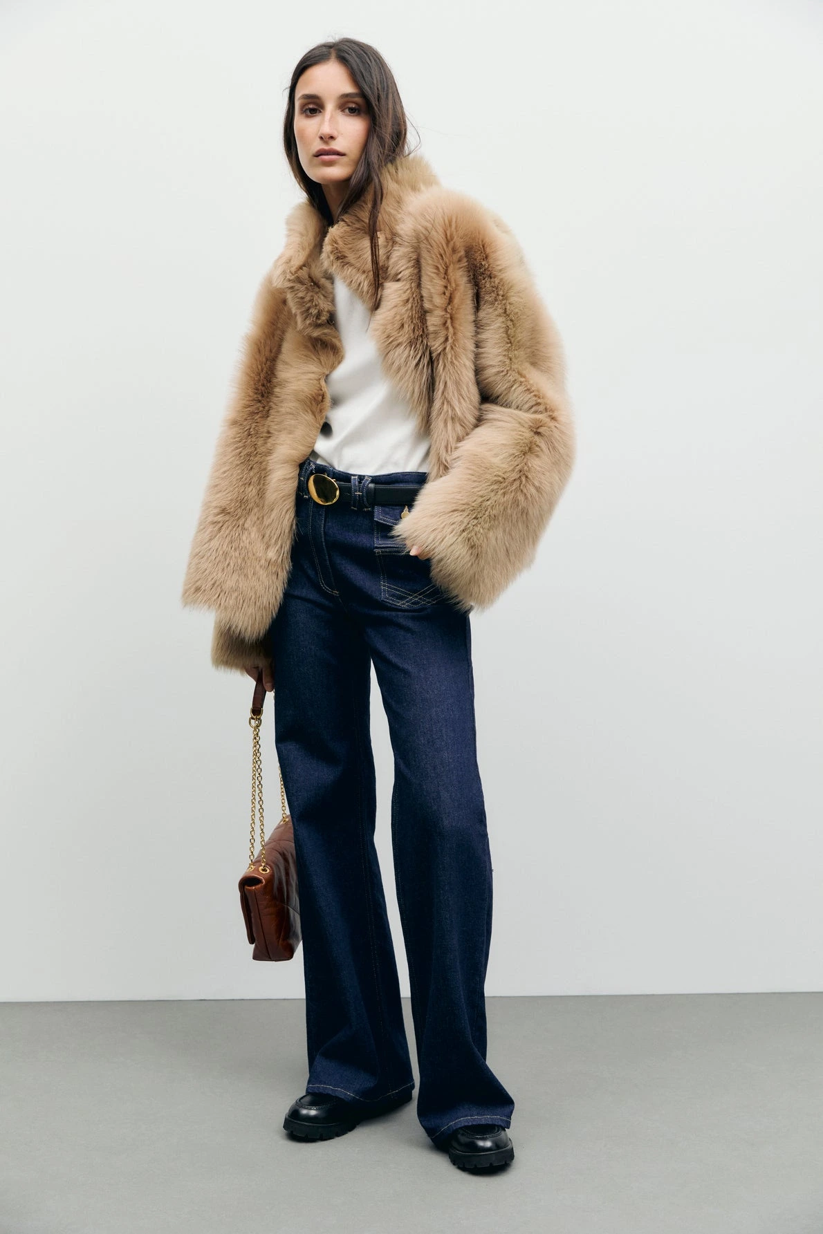 Jean Anna brut porté dans un look femme