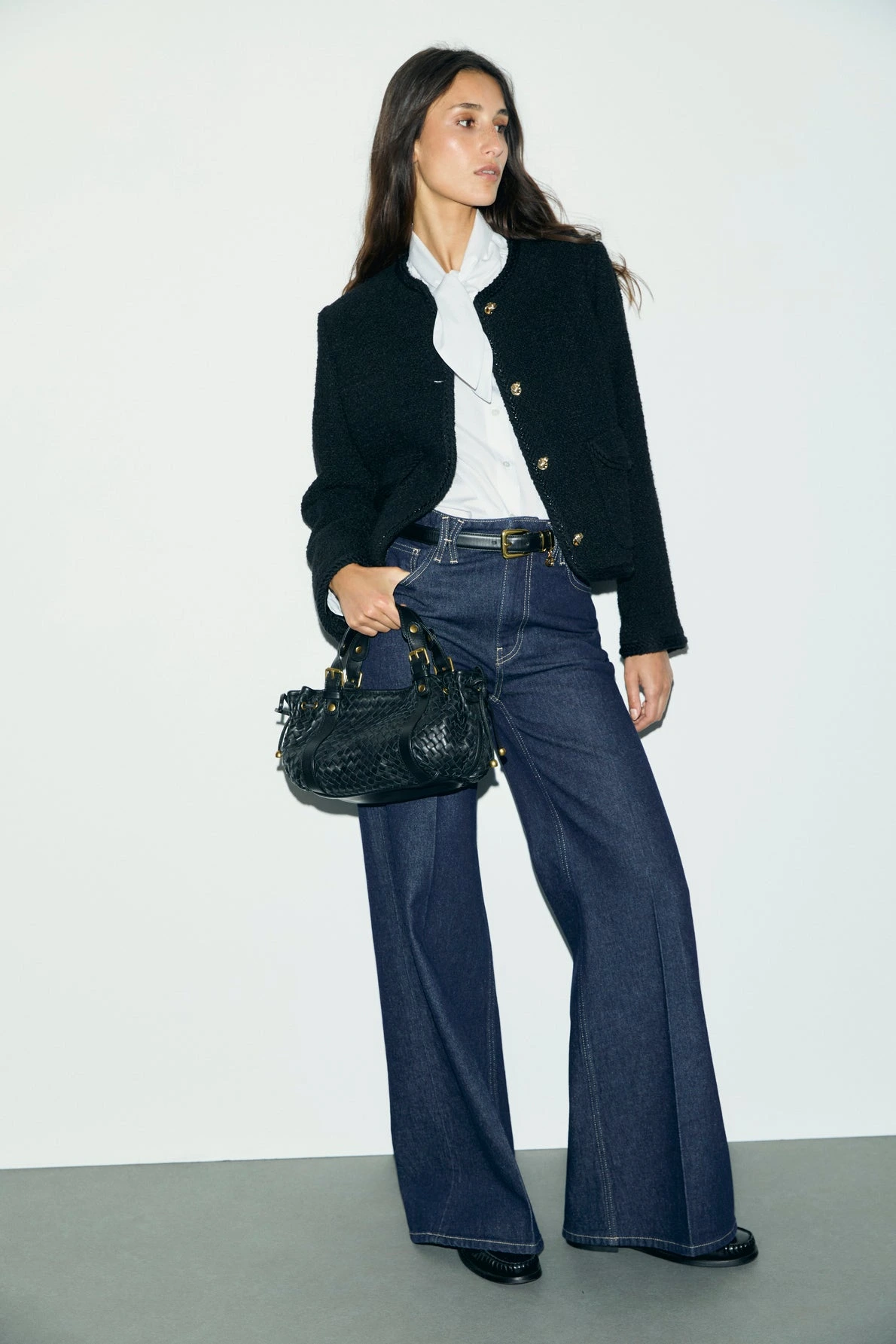 Jean Bianca dark brut porté dans un look femme