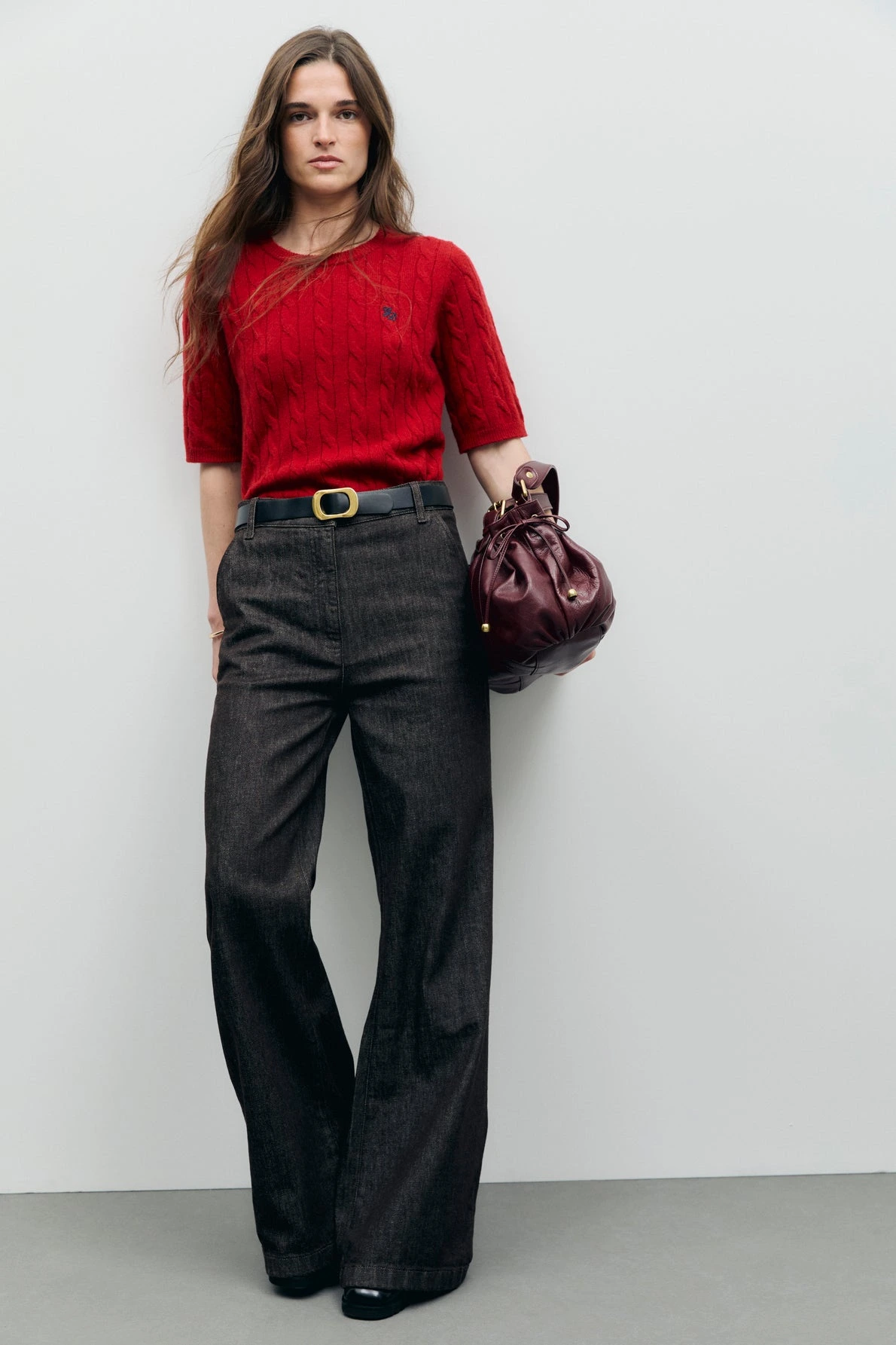 Jean Indie marron porté dans un look femme