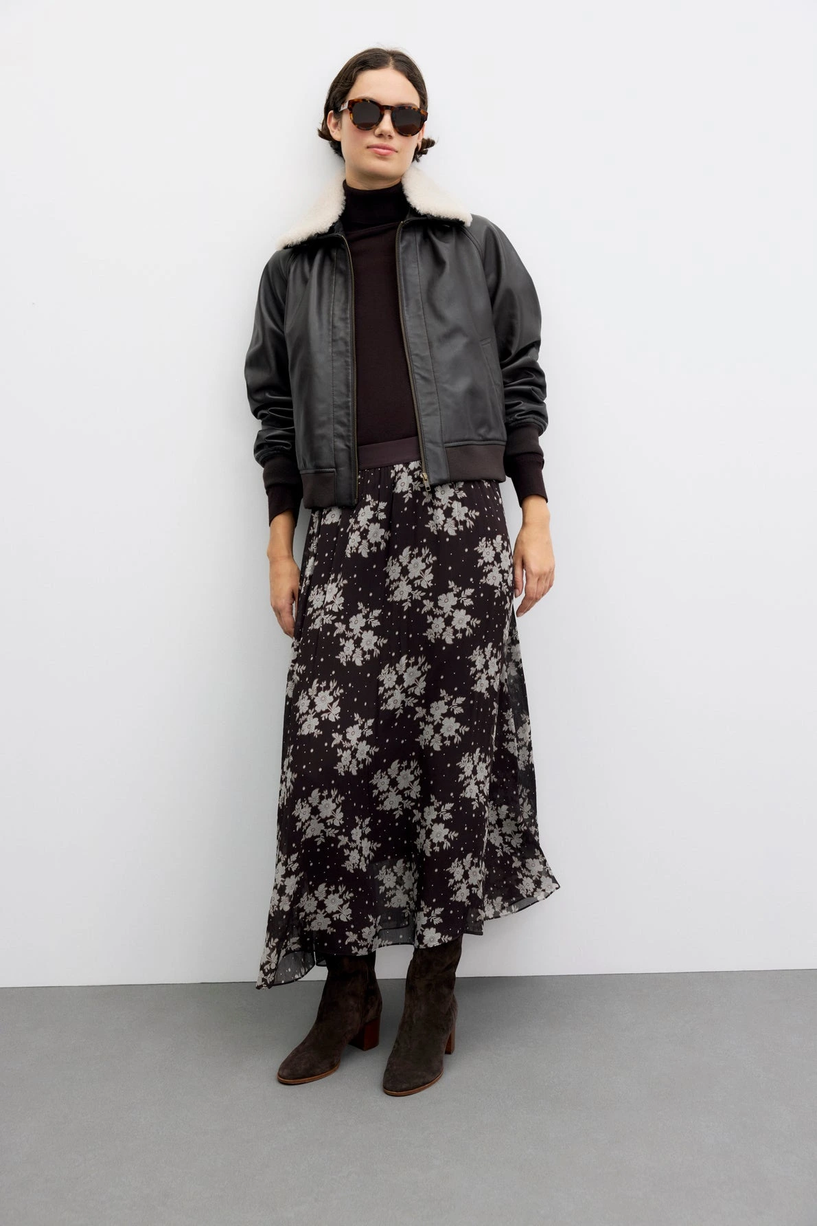 Jupe Tessy marron portée dans un look femme
