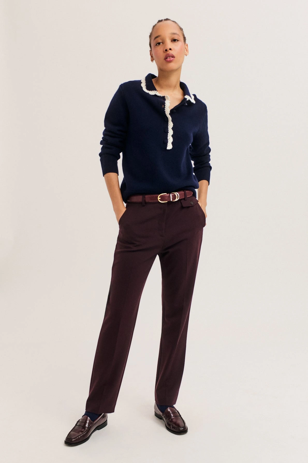 Pantalon Mala bordeaux porté dans un look femme