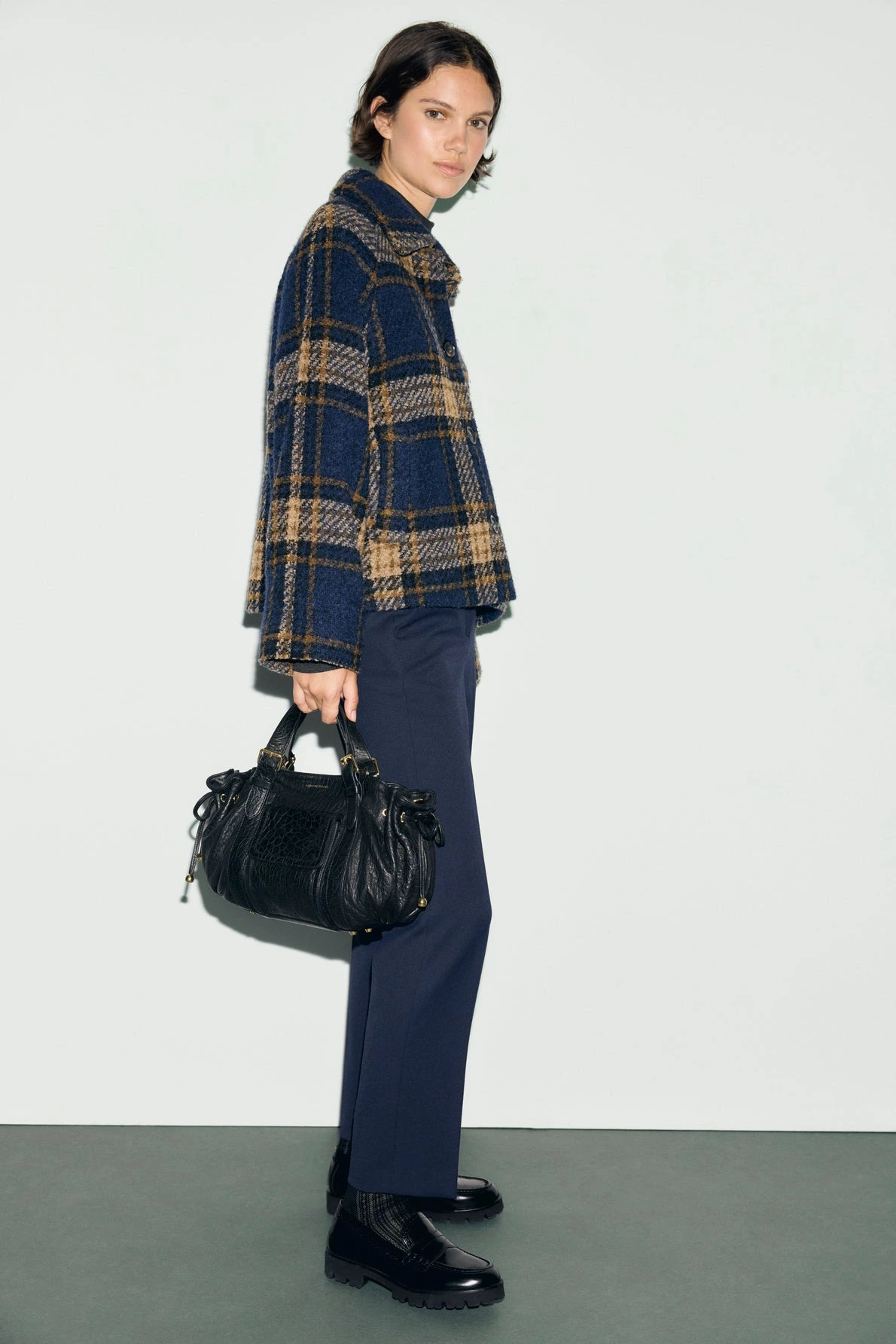 Pantalon May marine porté dans un look de profil