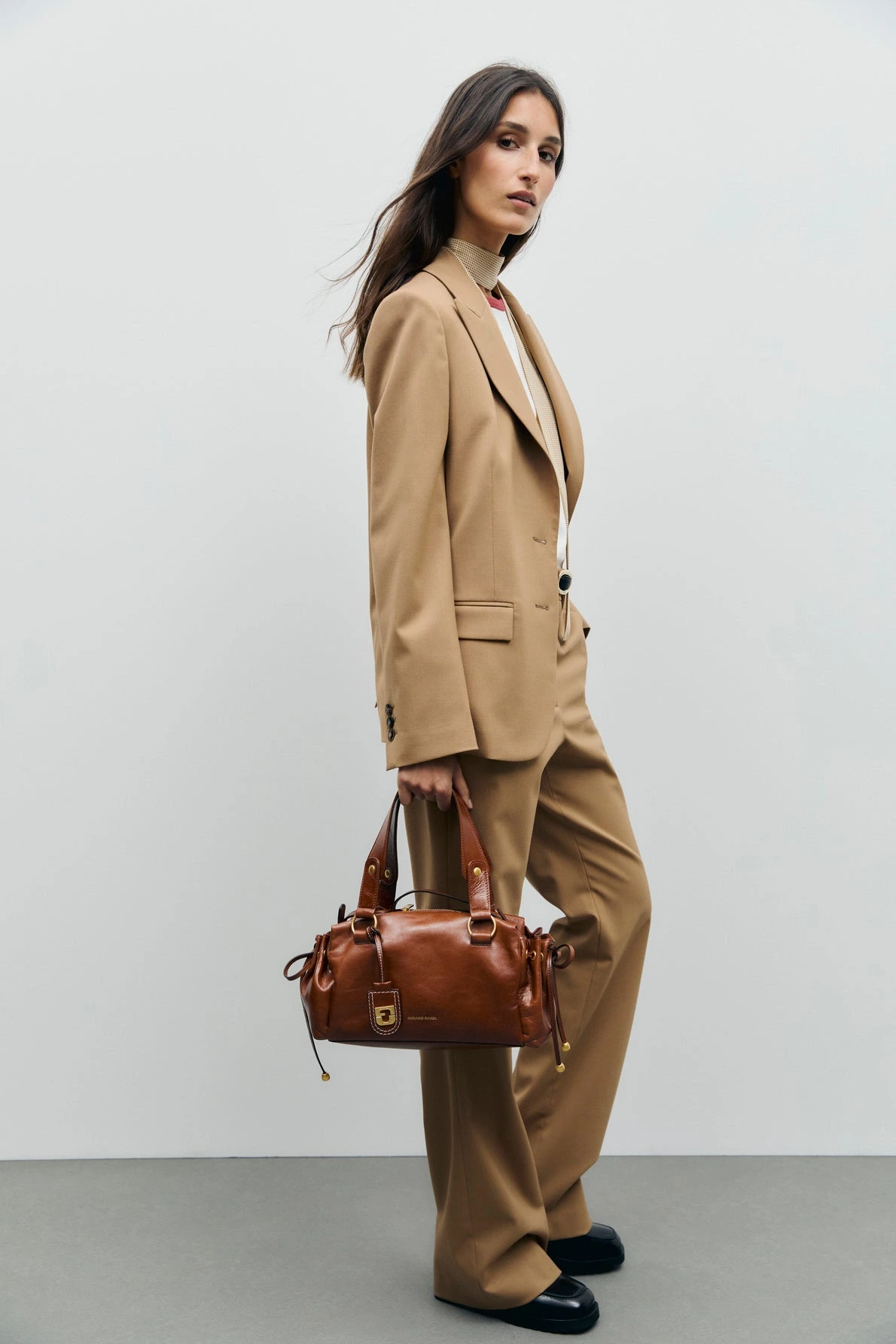 Pantalon Mel caramel porté dans un look de profil