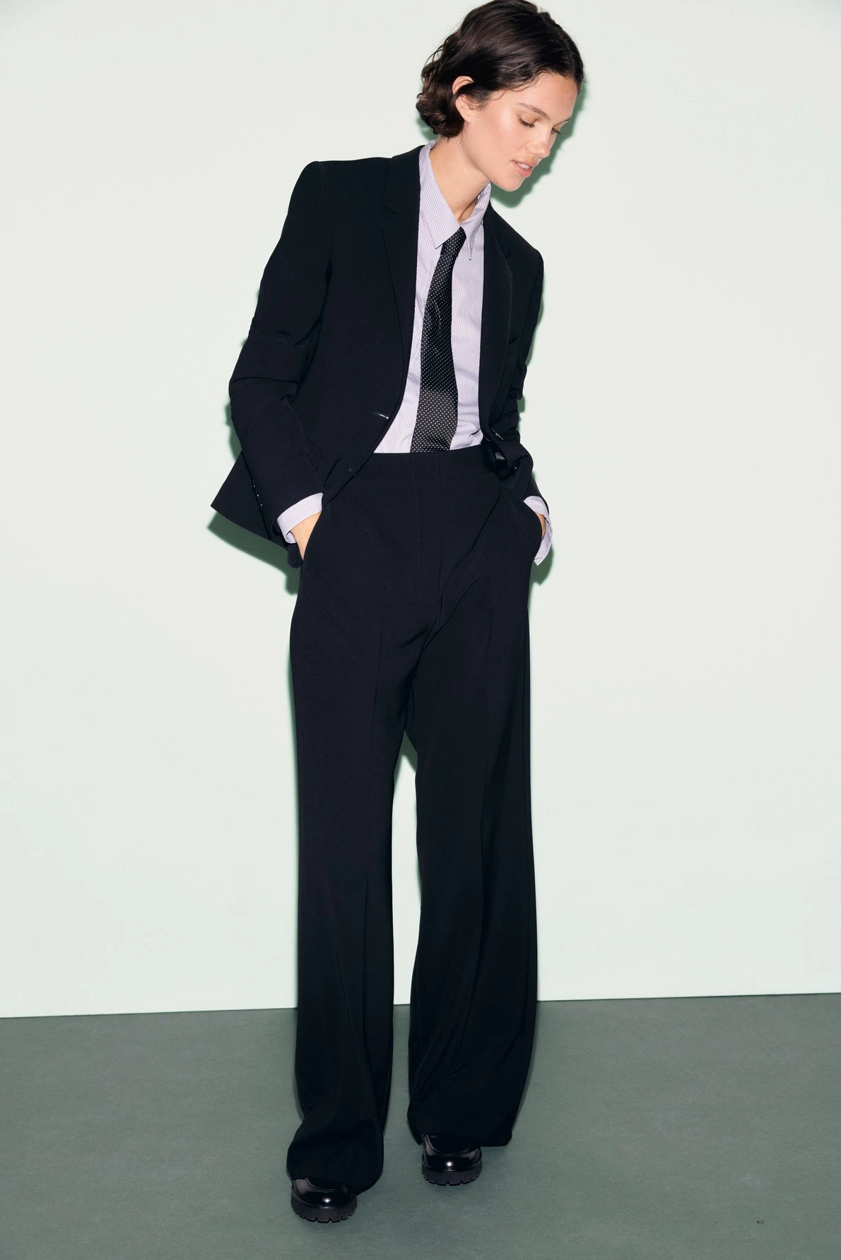 Pantalon Mela noir porté dans un look femme