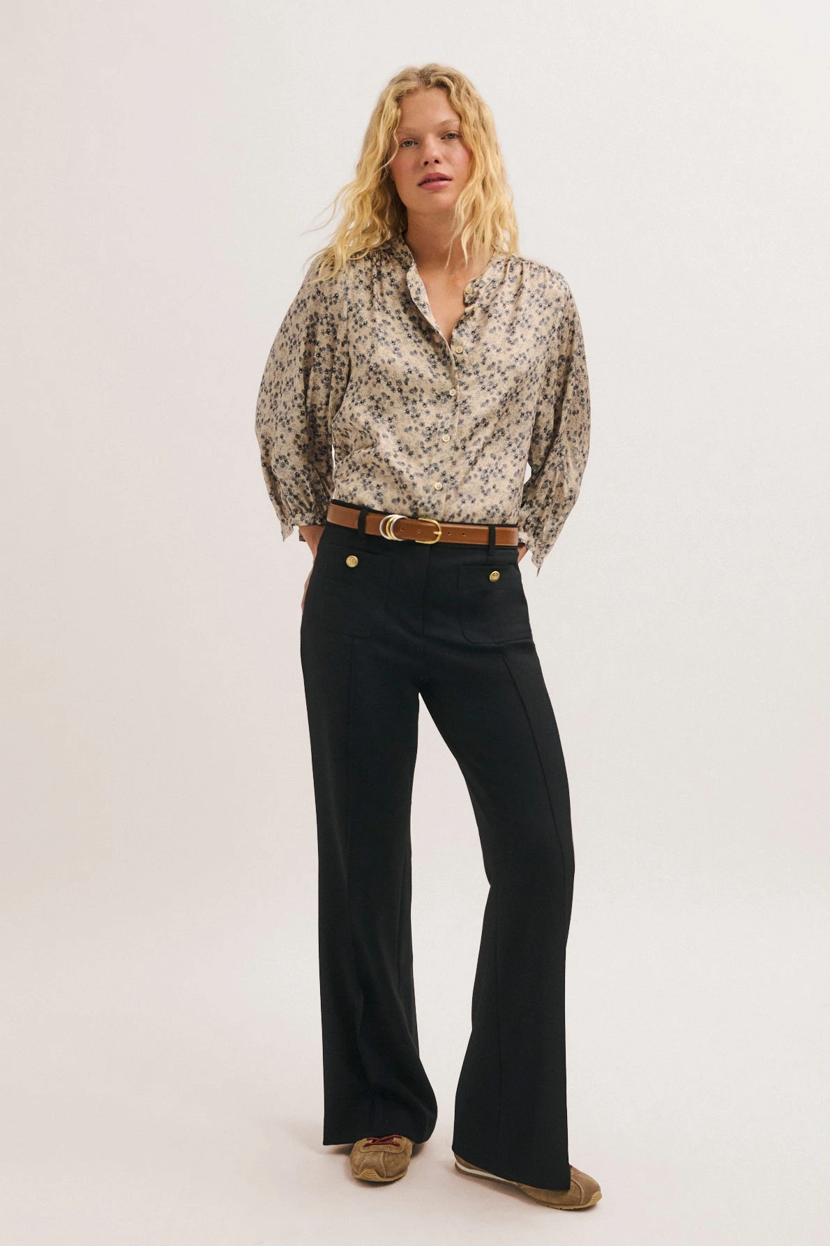 Pantalon Meri noir porté dans un look femme