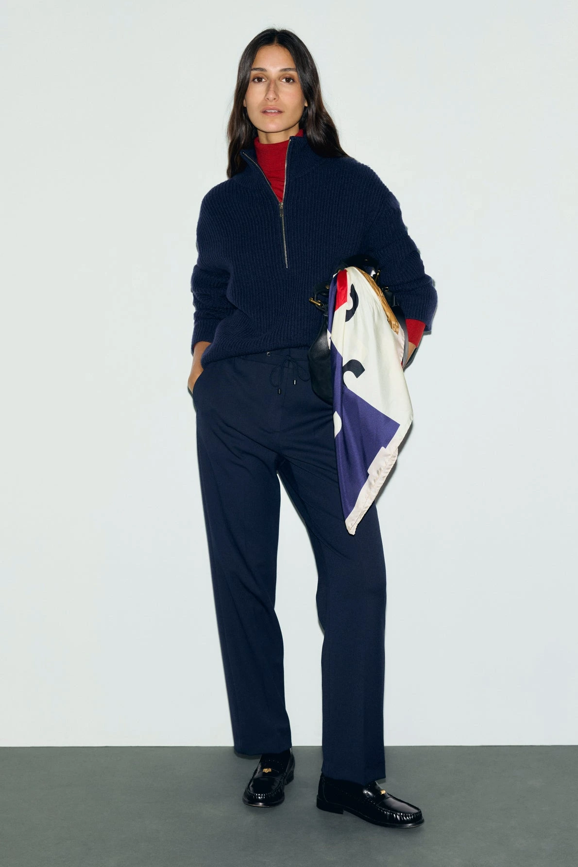Pantalon Myra marine porté dans un look femme