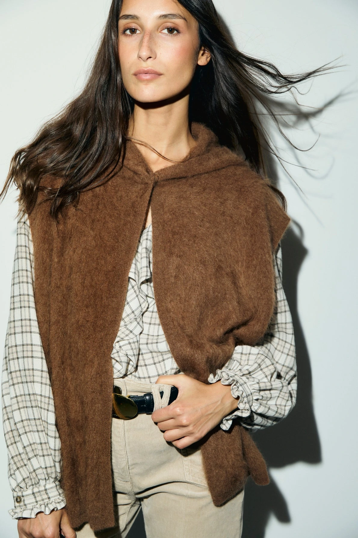 Poncho Sine sable porté dans un look femme