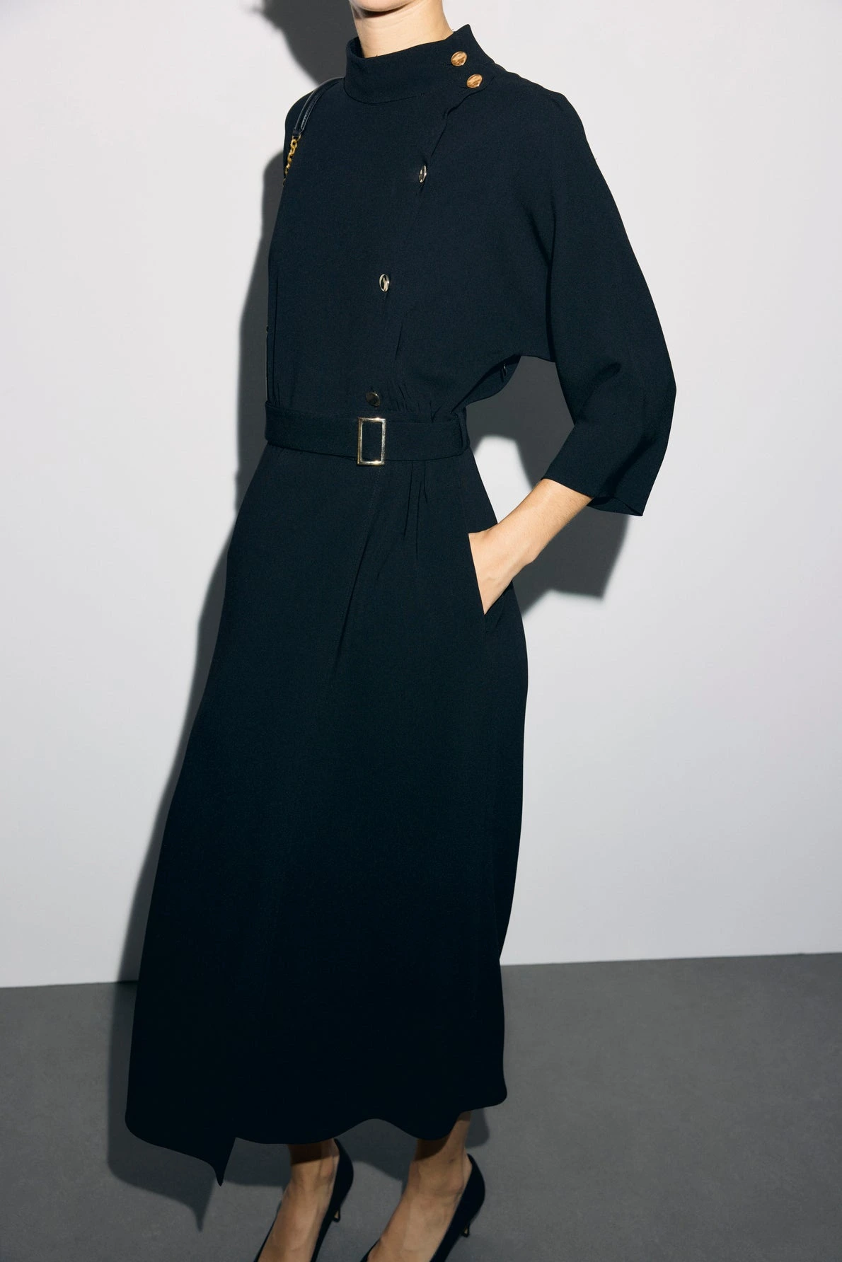 Robe Capu noire portée dans un look vue de profil