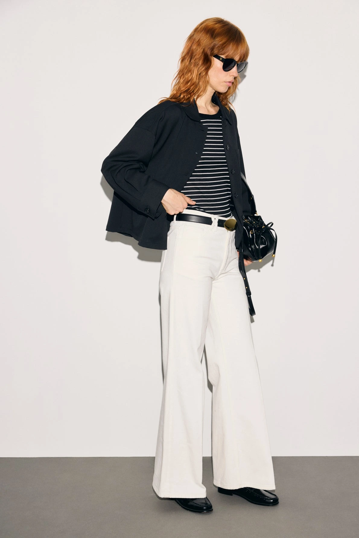 Look de profil avec surchemise Junia noire