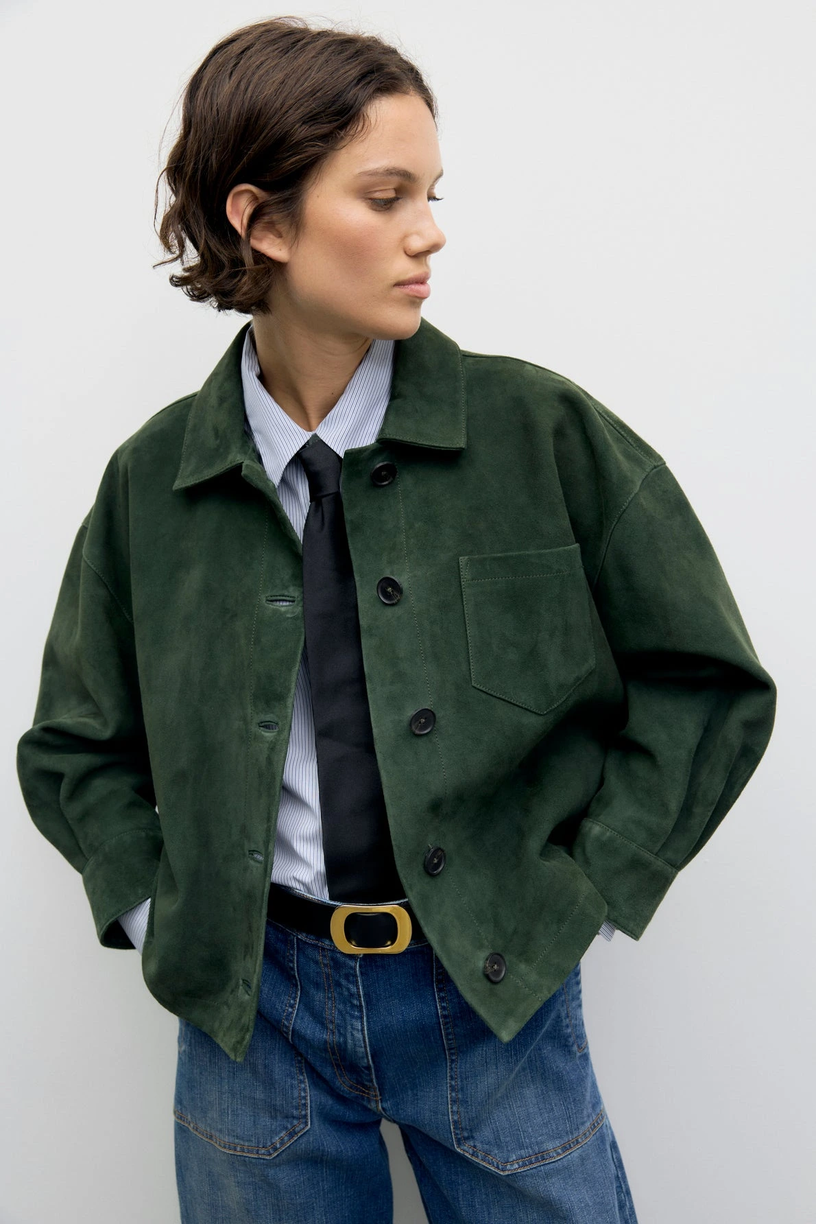 Surchemise Pia en cuir velours portée dans un look femme