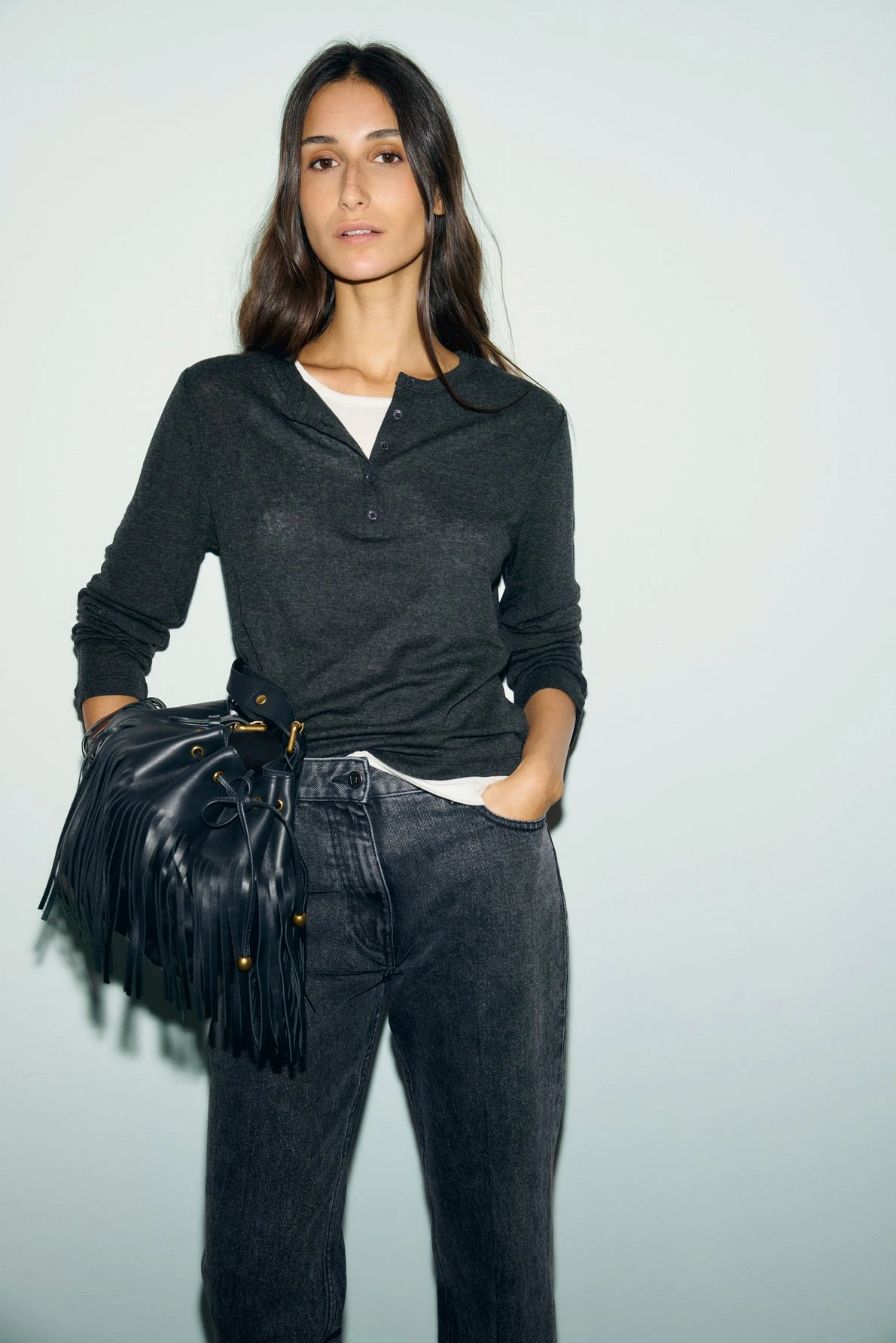T-shirt Becca anthracite porté dans un look femme