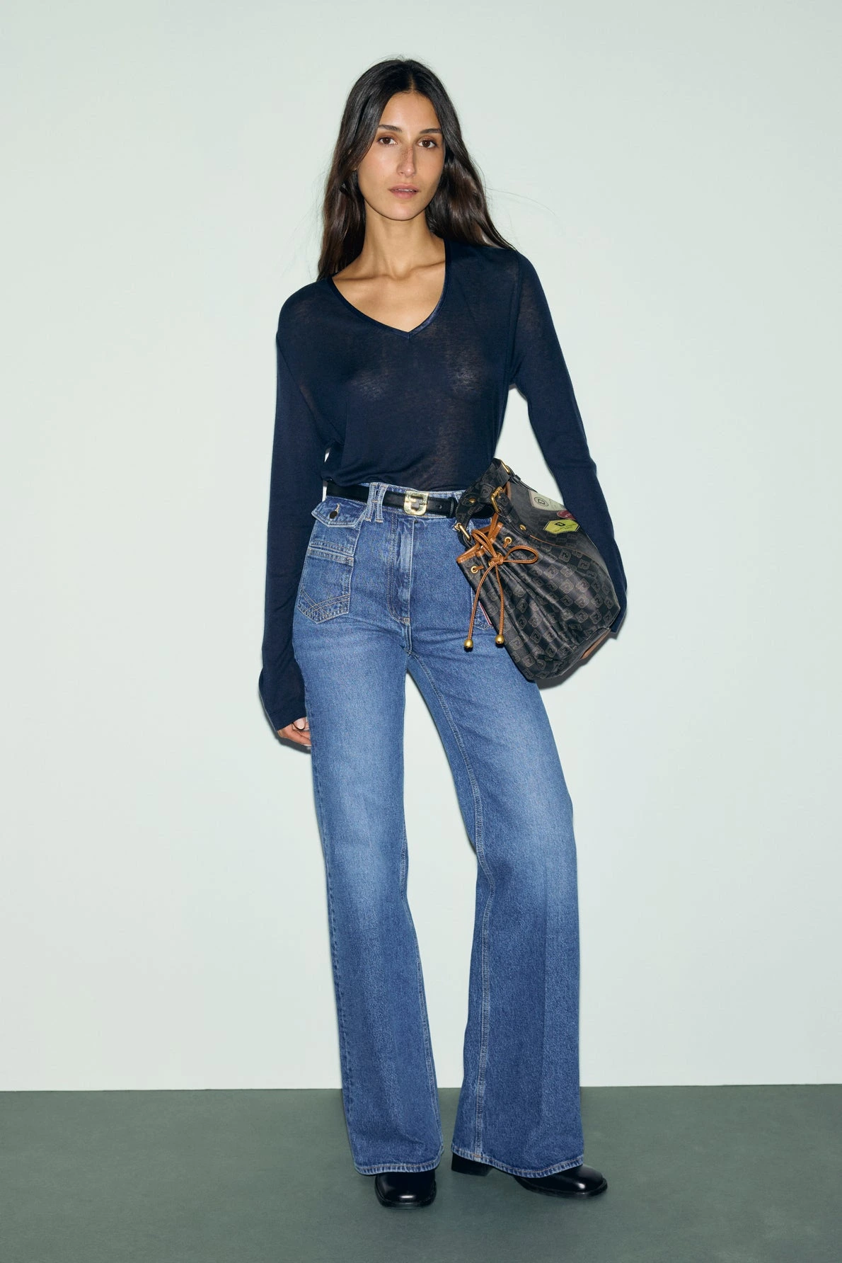 T-shirt Belen marine porté dans un look femme