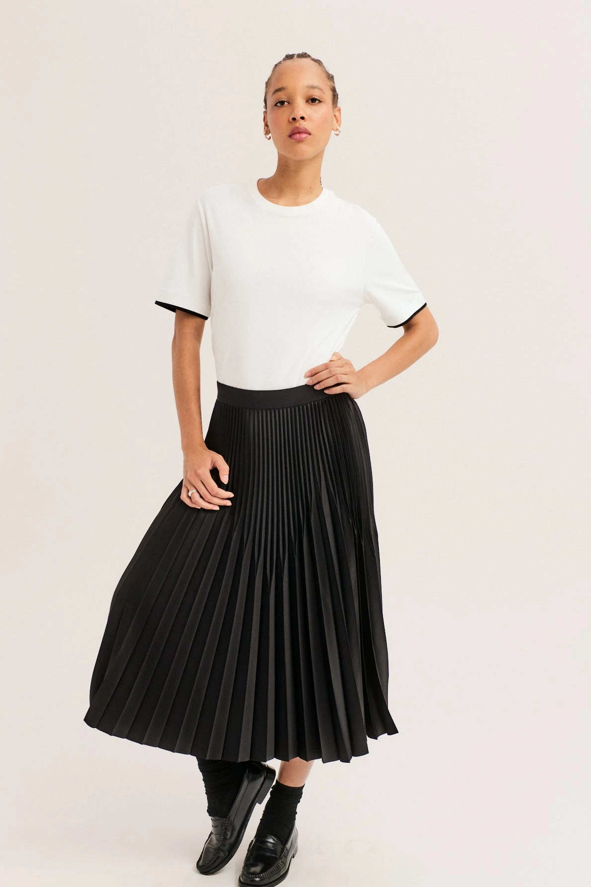 T-shirt Belie blanc et noir porté dans un look femme