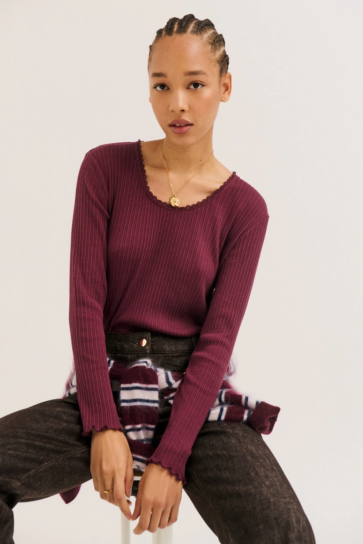 T-shirt Belina bordeaux porté dans un look femme