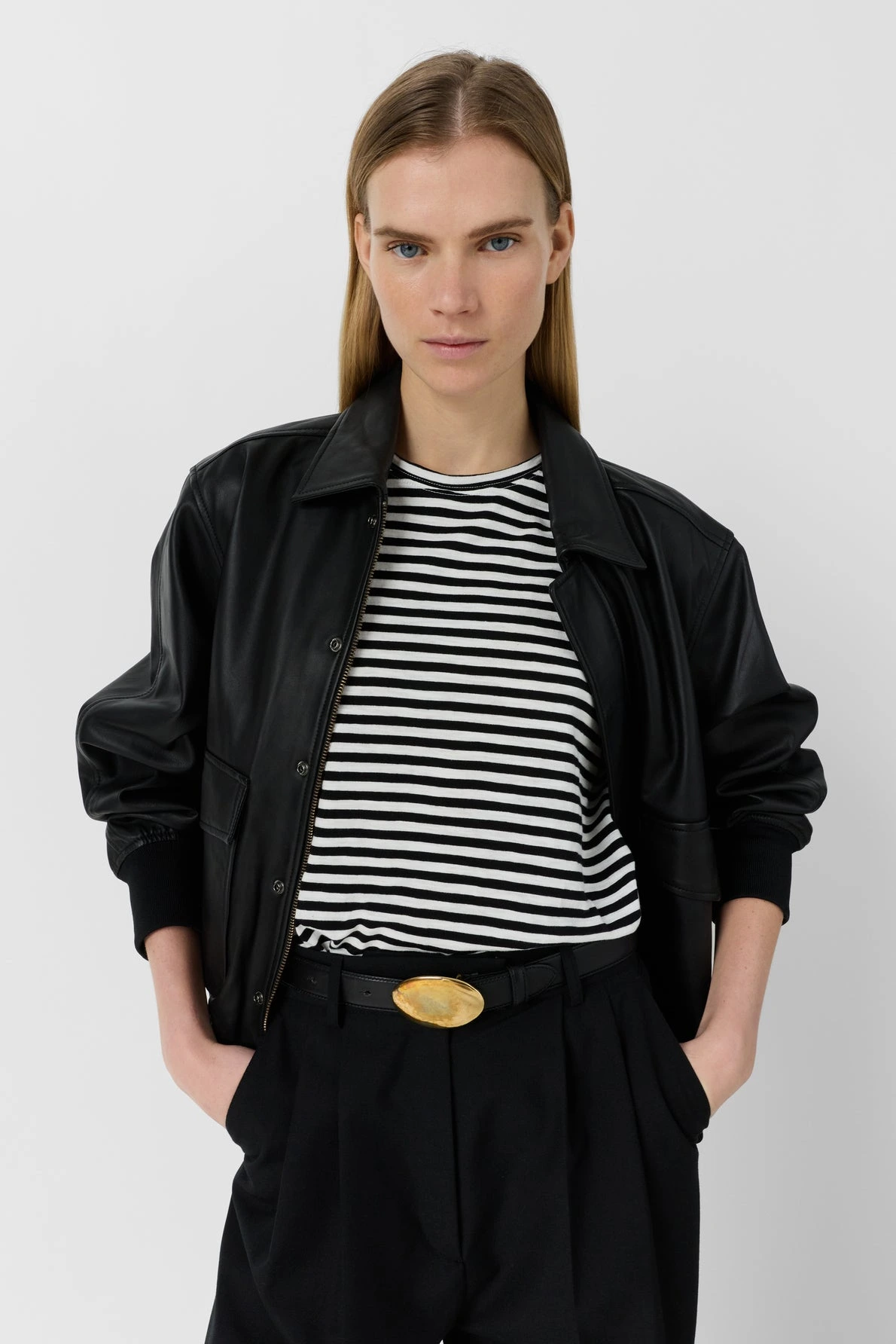 T-shirt Mayane blanc à rayures noires porté femme