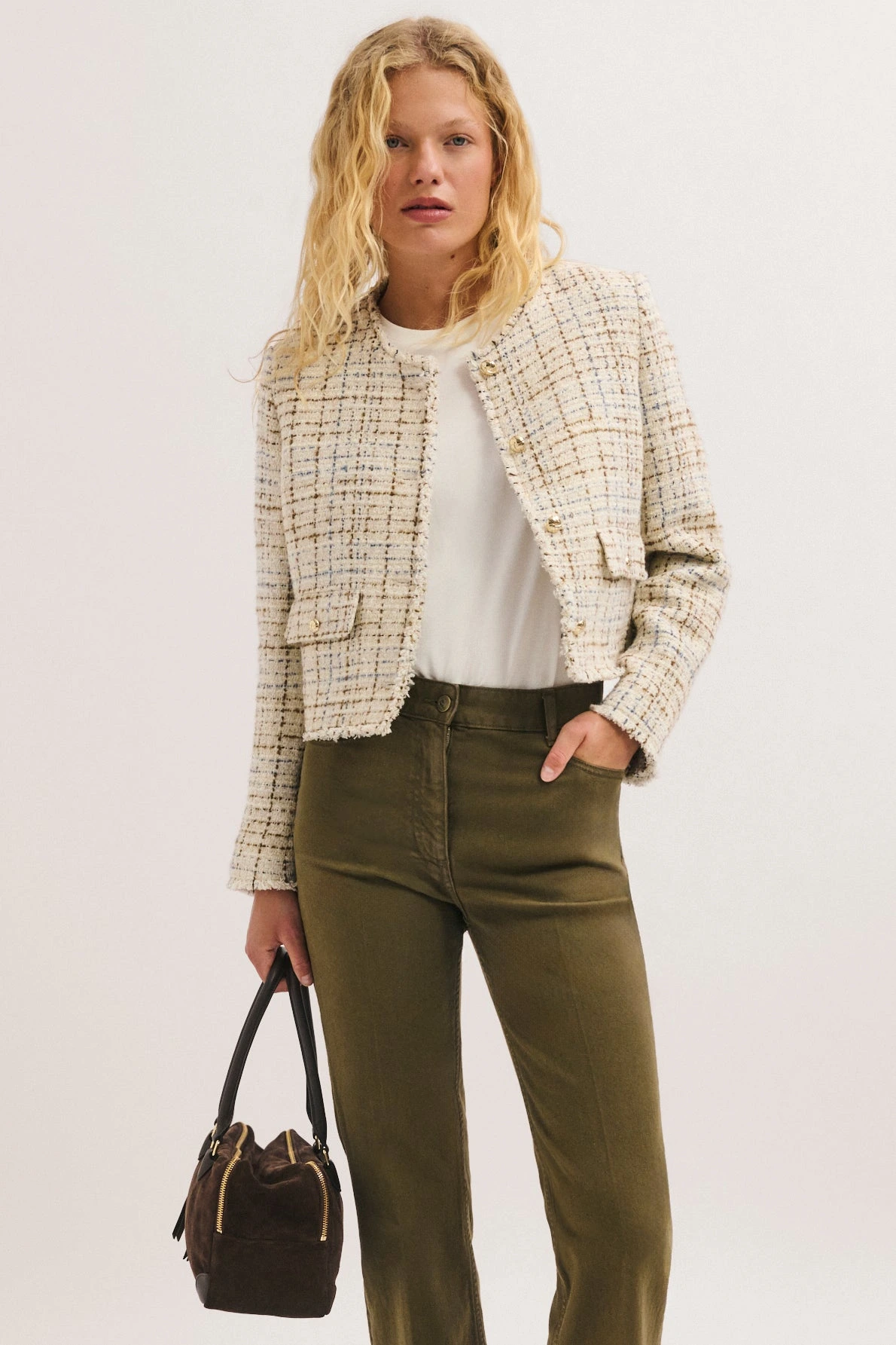 Veste Jaline en tweed portée dans un look femme