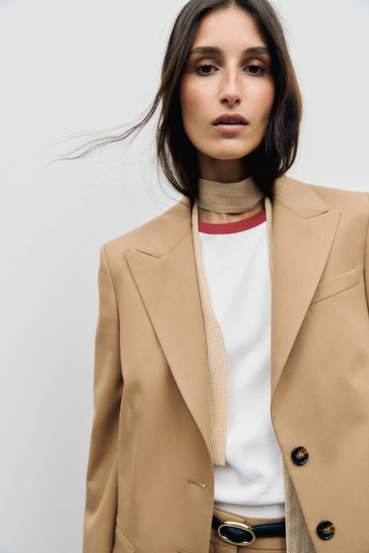 Détail veste de tailleur Juno caramel