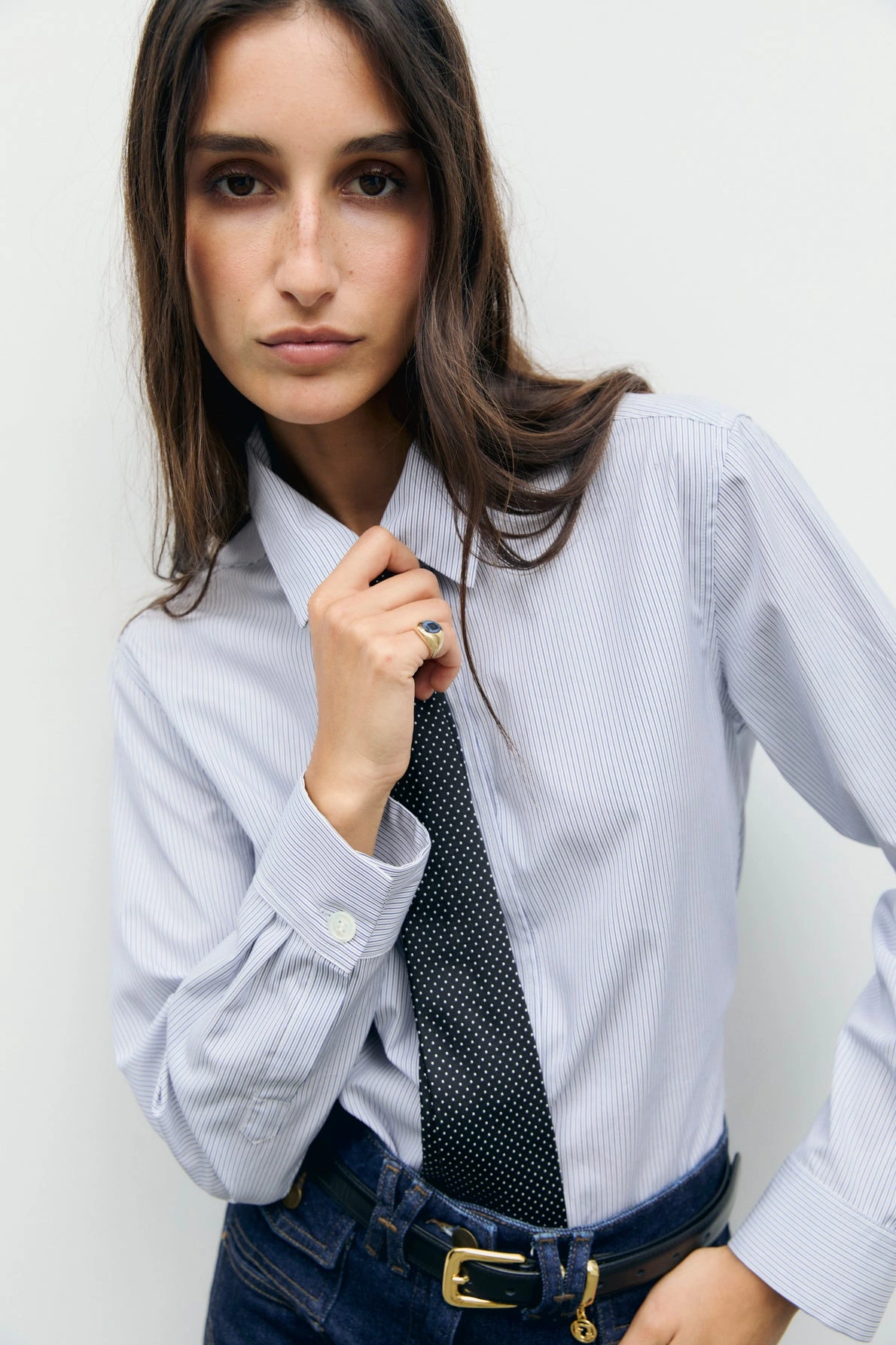 Chemise Lyla rayée portée dans un look femme